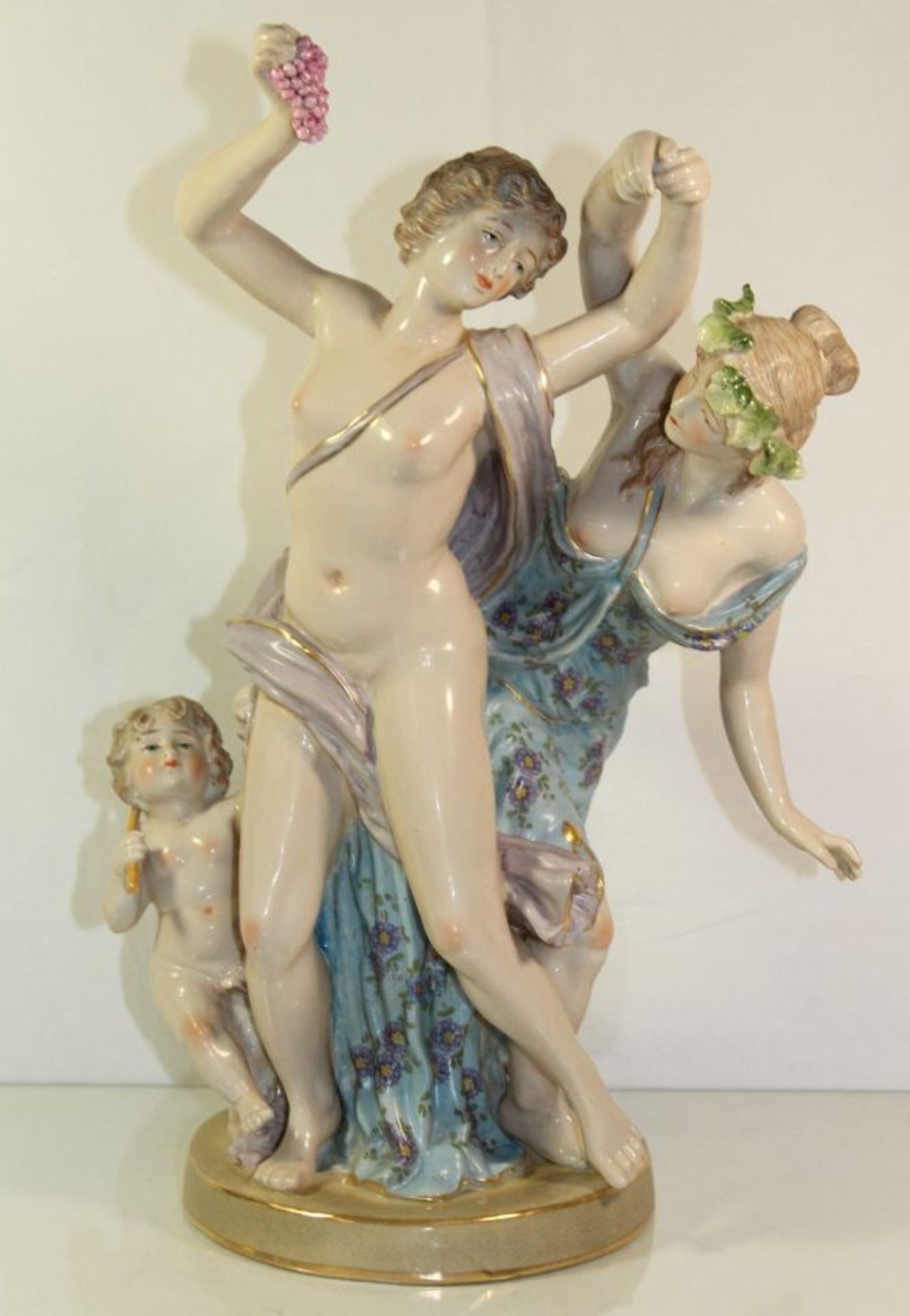 hohe Figurengruppe in antikem Stil, gemarkt. 20. Jhdt., polychr. Bemalung in Unterglasurfarben, H-4 - Image 5 of 7
