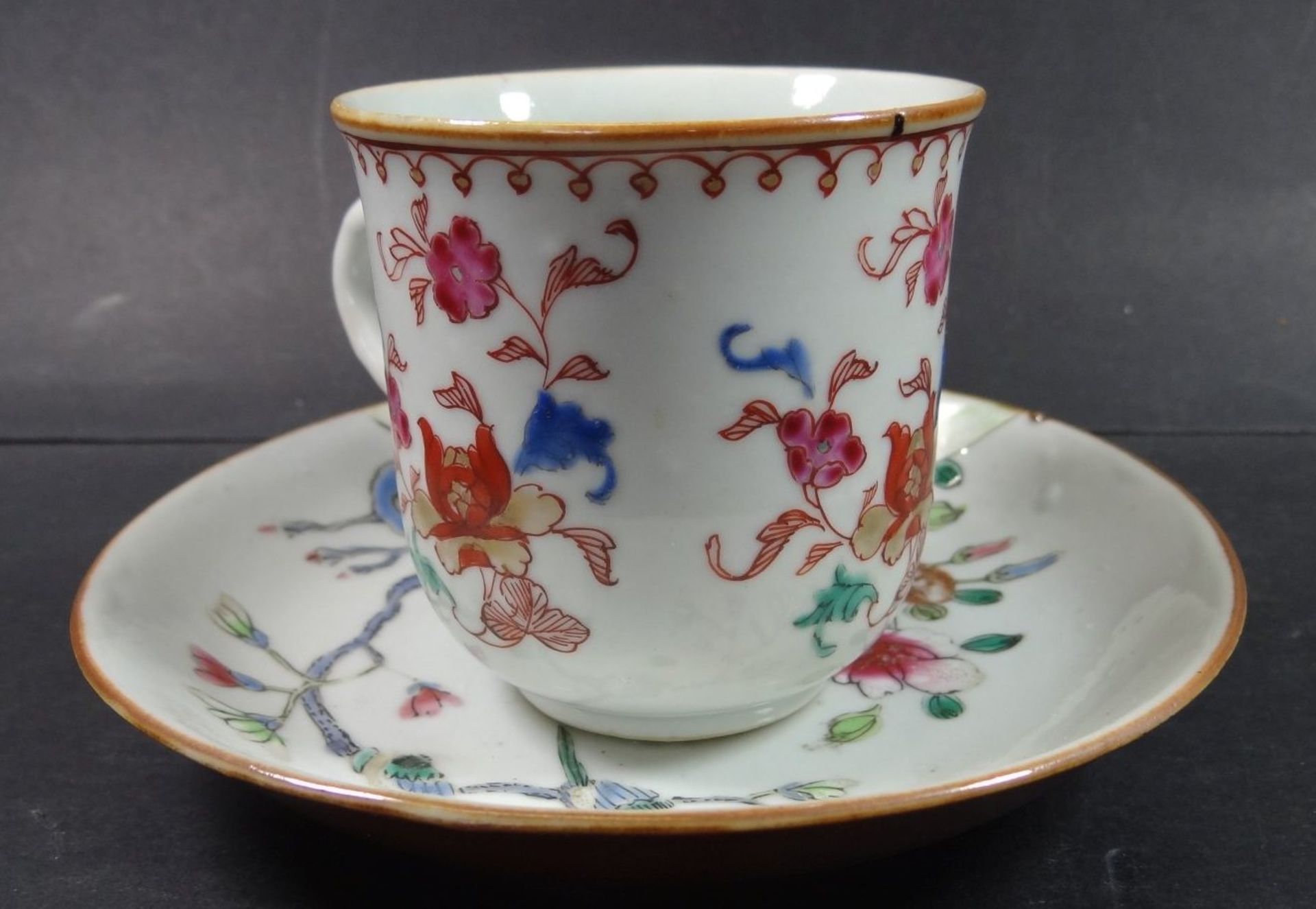 China Tasse mit U.T., florales Dekor um 1780, U.T. minimale Abplatzer - Image 2 of 5