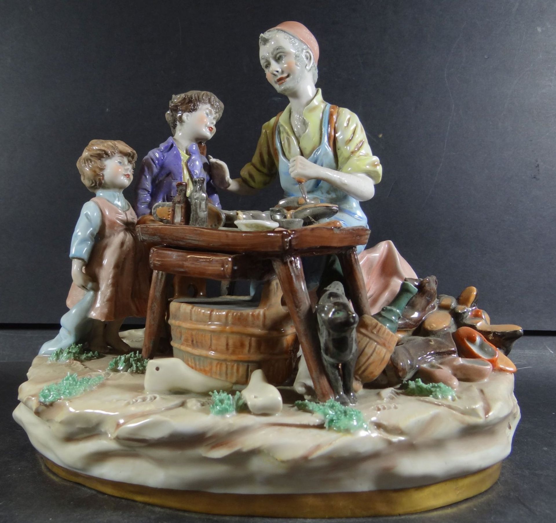 gr. Figurengruppe "Schuster mit Kindern" Sitzendorf, bemalt, H-22 cm, 23x17 cm, gut erhalten - Bild 2 aus 10