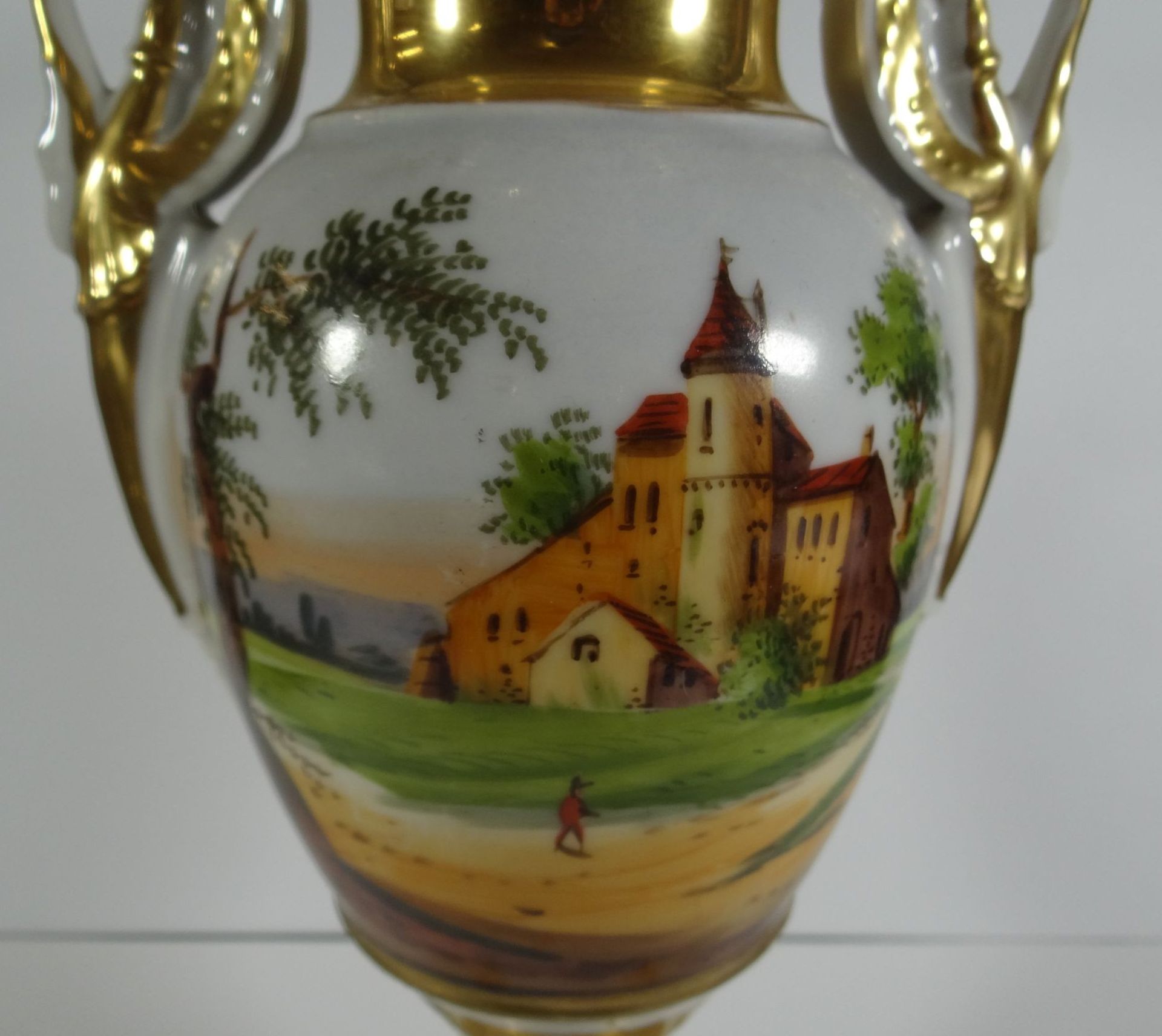 Biedermeier-Amphorenvase, beidseitig bemalt mit Gebäuden, um 1840, Stand mehrfach geklebt und Verg - Image 2 of 9