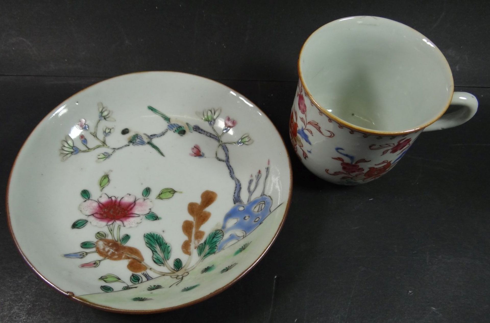 China Tasse mit U.T., florales Dekor um 1780, U.T. minimale Abplatzer - Bild 3 aus 5