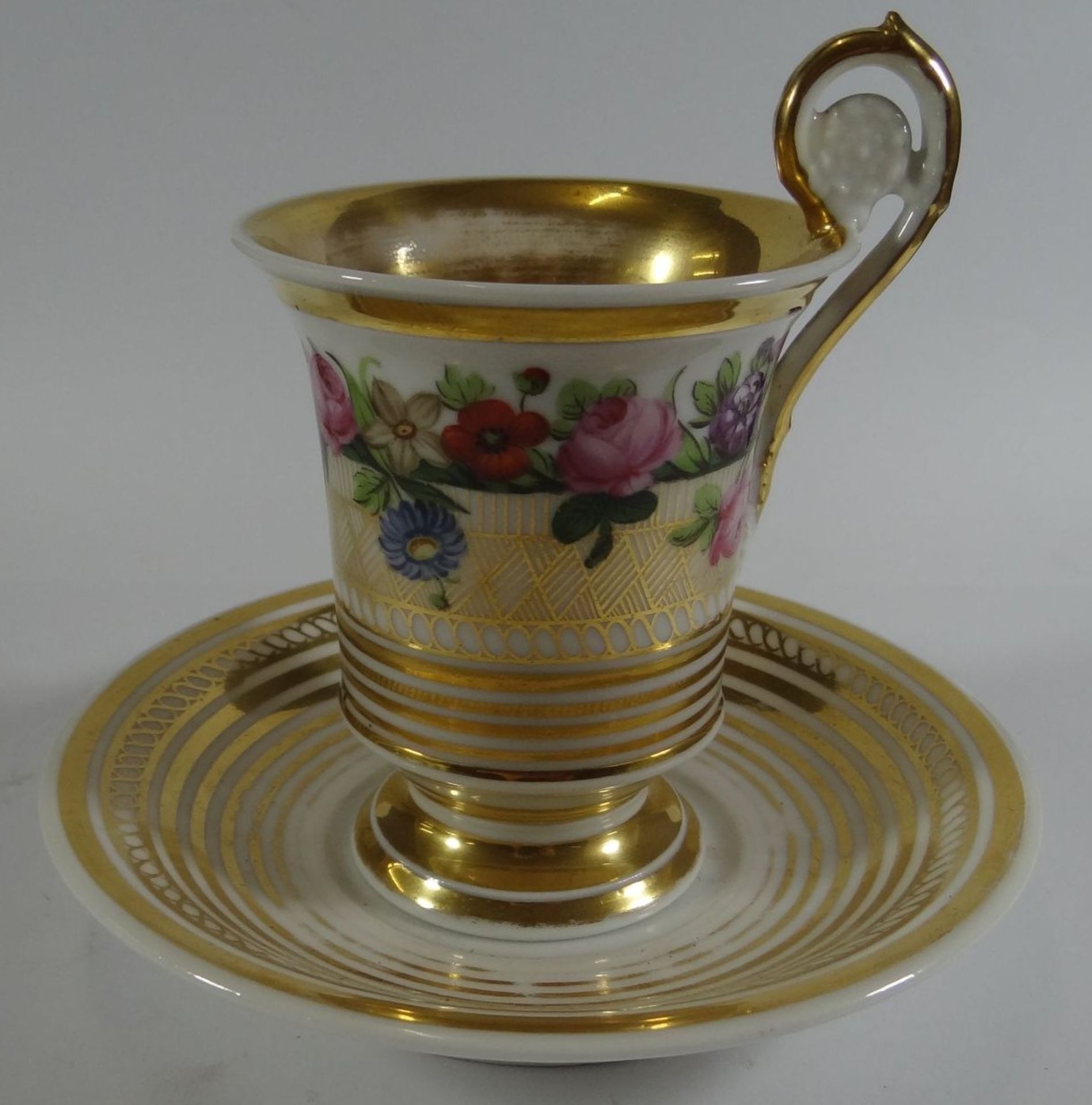 Empire Tasse mit U.T.um 1820, Rosendekor mit Goldstaffage, Innenvergoldung berieben, ansonsten gut