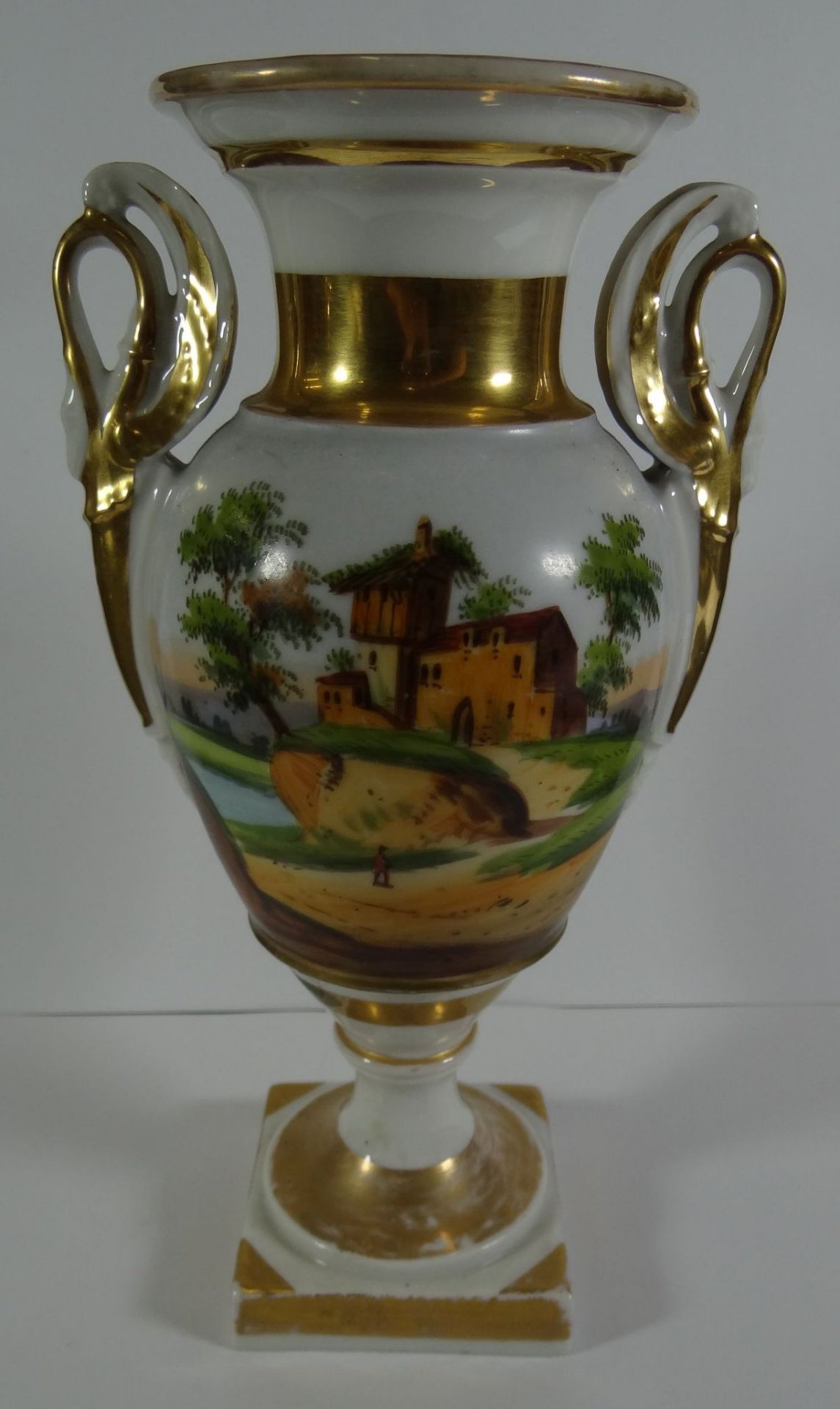 Biedermeier-Amphorenvase, beidseitig bemalt mit Gebäuden, um 1840, Stand mehrfach geklebt und Verg