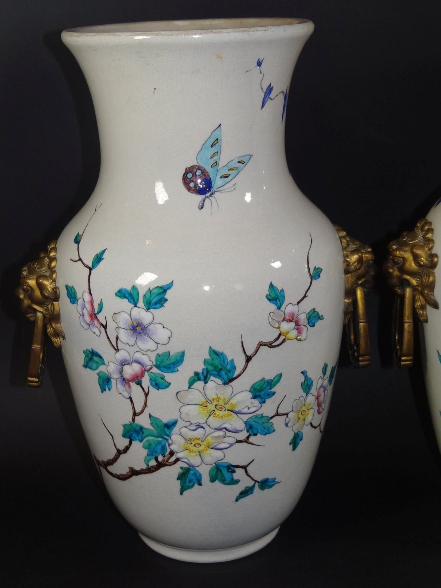Paar grosse Vasen, handbemalt, Bronze-Griffe mit Löwenköpfen, innen Messing-Einsätze, bealt mit - Bild 4 aus 10