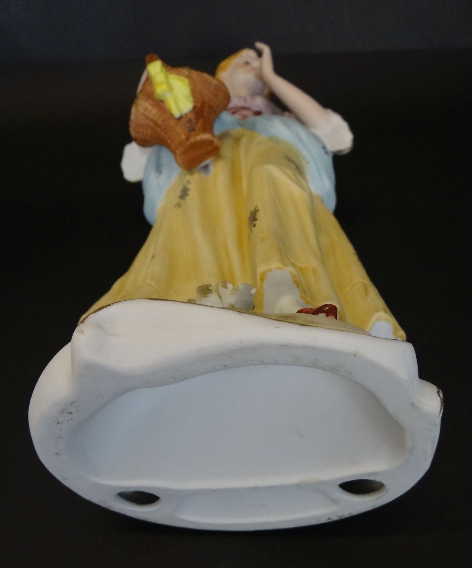 hohe Bisquitporzellan-Figur "Mädchen mit Blumenkorb", ein Daumen beschädigt, linke Hand geklebt, - Image 7 of 7