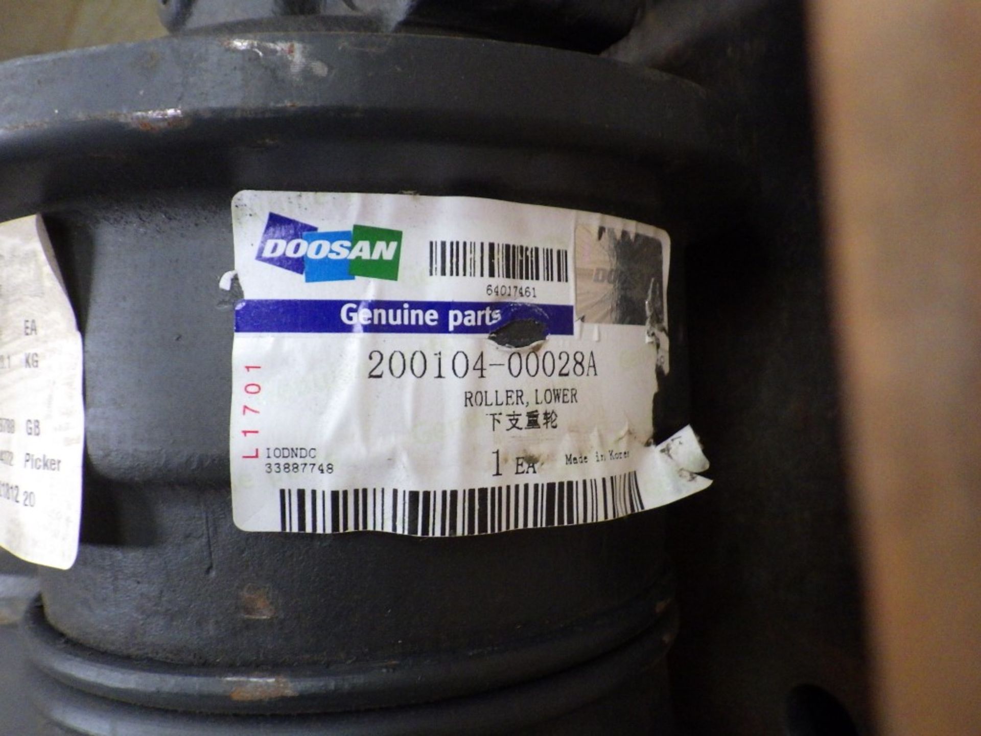 ASSORTED DOOSAN TRACK / UNDERCARRIAGE PARTS INCL. TOP & BOTTOM ROLLERS, SHOES / PADS INCL. P/N: - Image 8 of 10