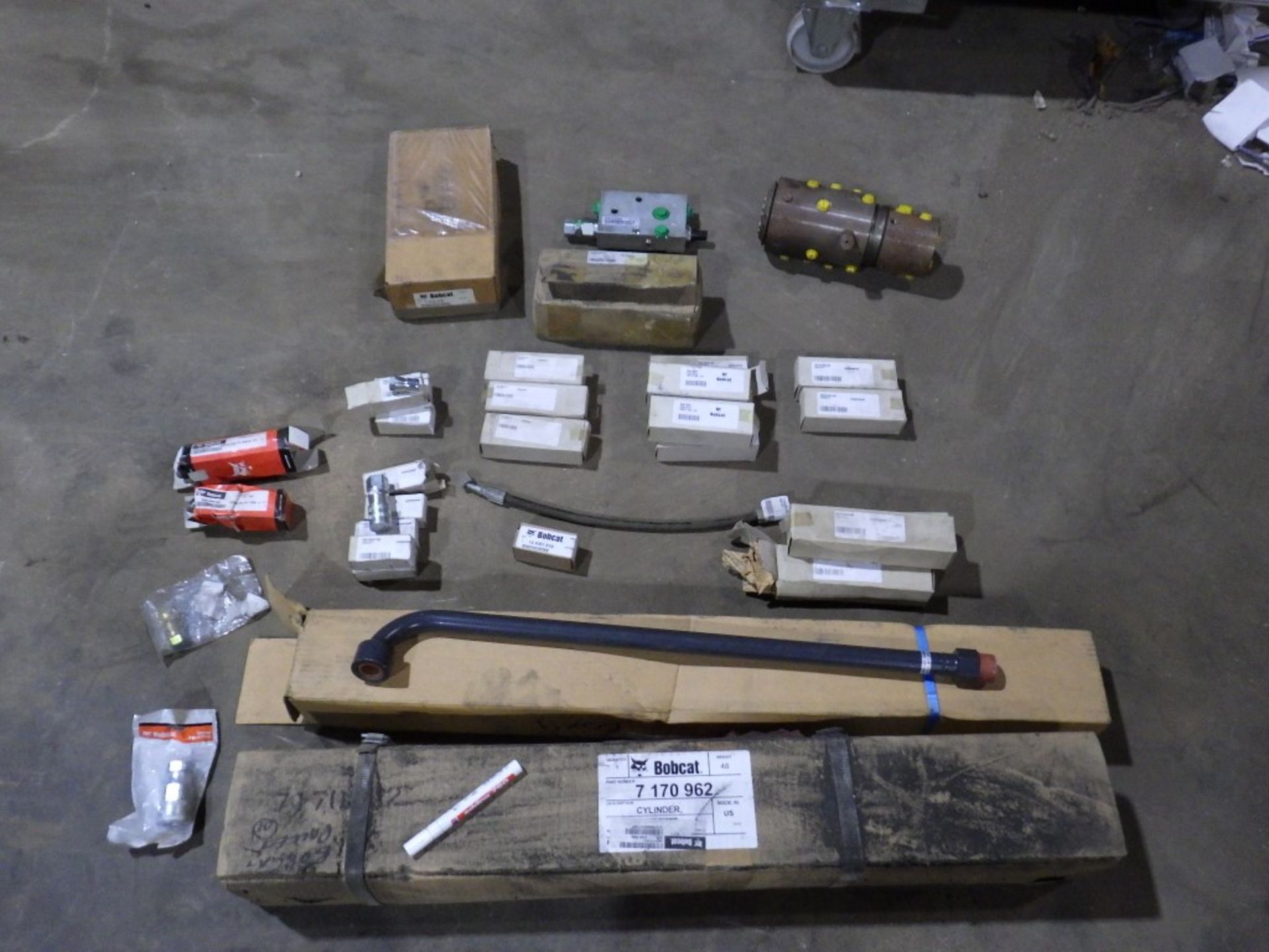 ASSORTED BOBCAT HYDRAULIC PARTS INCL. CYLINDER / RAM, PIPE, HOSE, COUPLINGS, VALVES INCL. P/N: