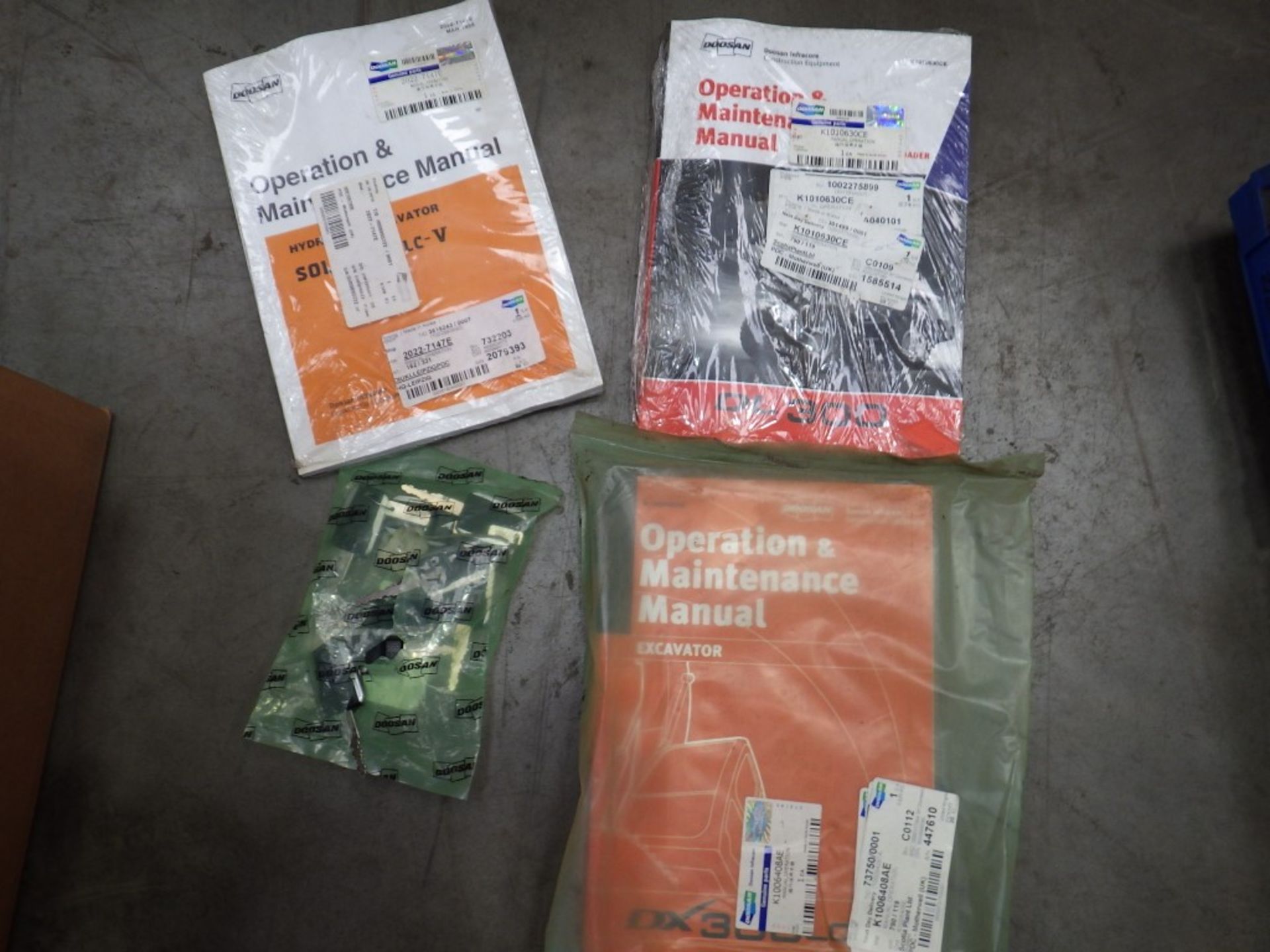 DOOSAN OPERATORS MANUALS (3 OF) AND F900 KEYS (8 OF) - Image 2 of 2