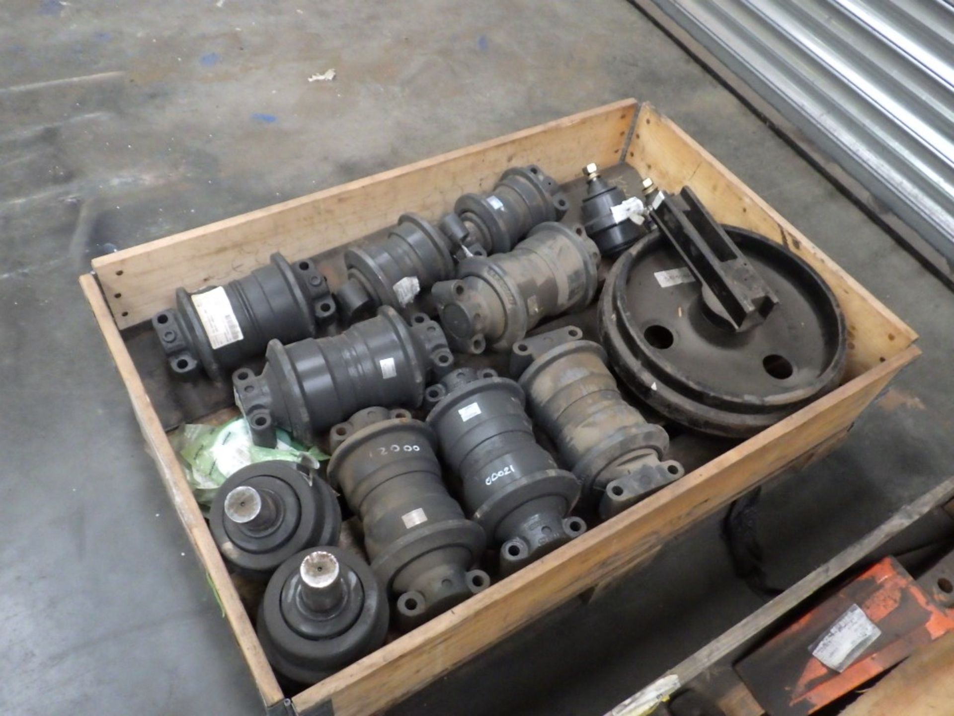 ASSORTED DOOSAN TRACK / UNDERCARRIAGE PARTS INCL. TOP & BOTTOM ROLLERS, SHOES / PADS INCL. P/N: - Image 10 of 10