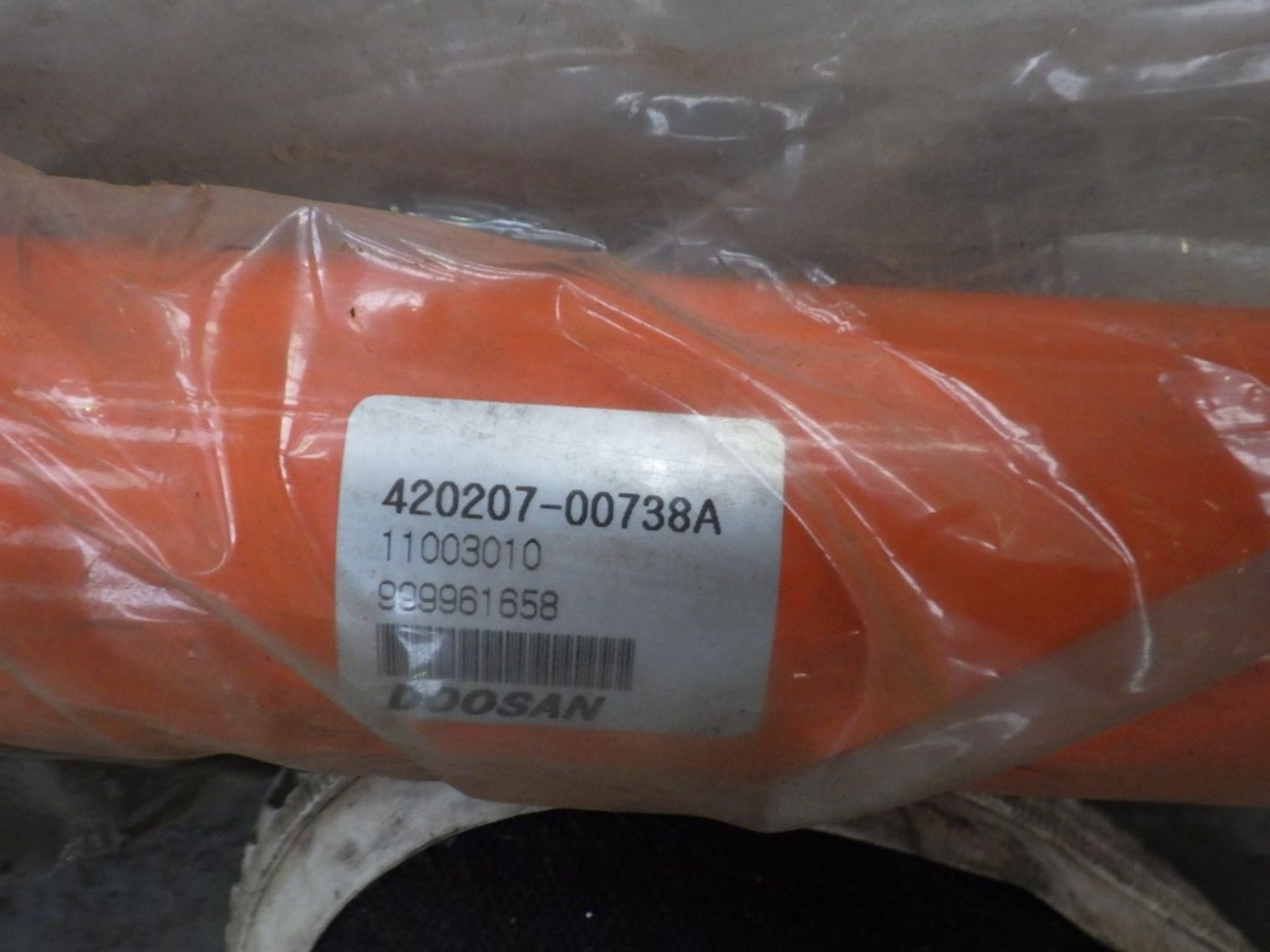 ASSORTED DOOSAN HYDRAULIC PIPES INCL. P/N: K900267, 420210-00649A, K9002282, 20207-00344, 140-01615A - Image 9 of 10