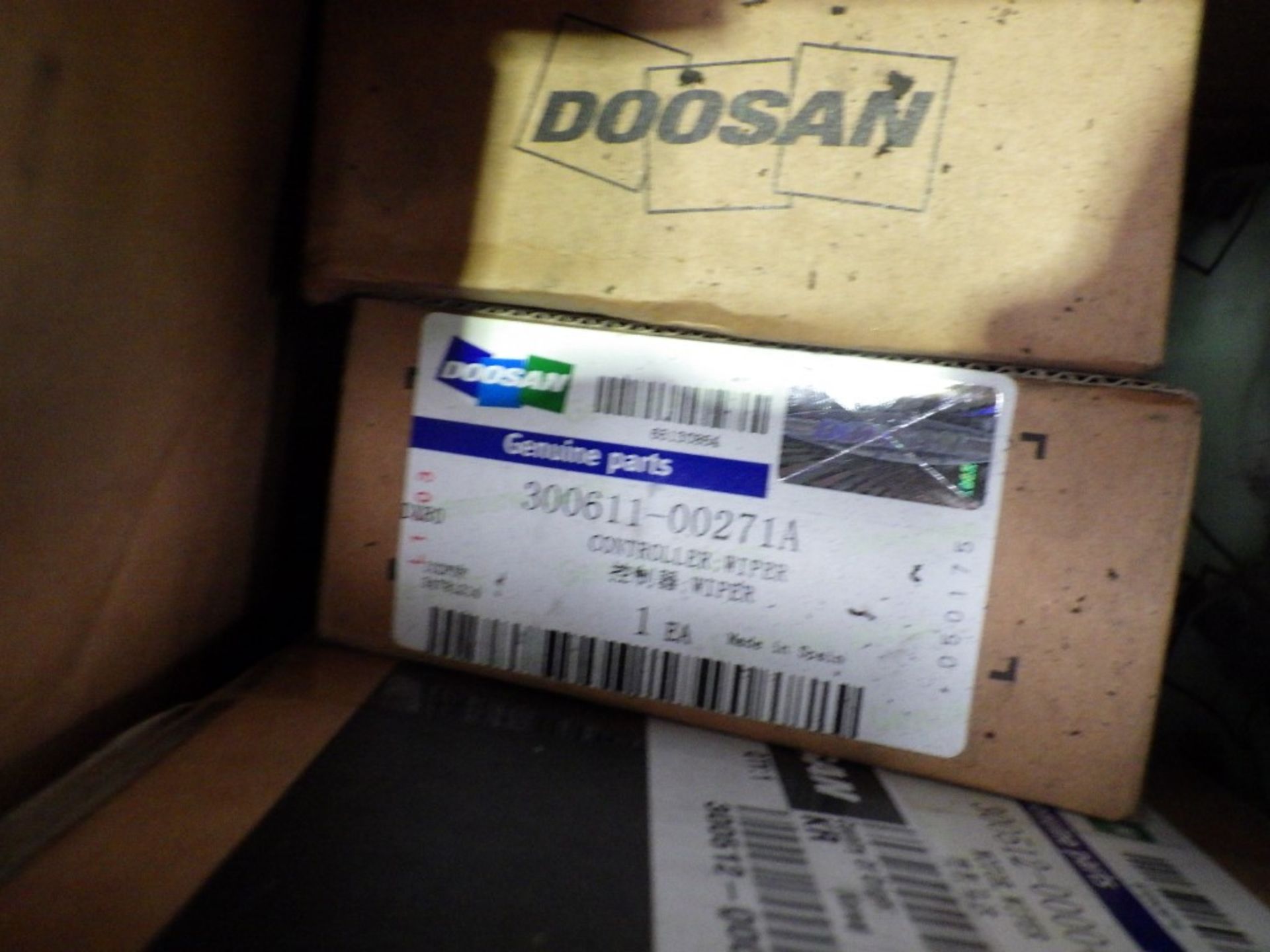 ASSORTED DOOSAN WIPER BLADES, MOTOR & RESERVOIR / WASHER FLUID TANKS - Image 2 of 7