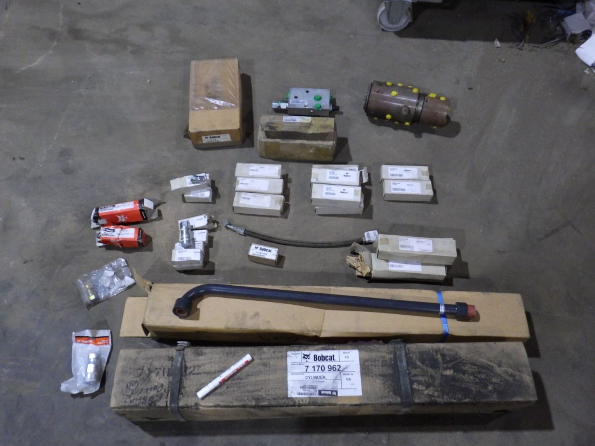 ASSORTED BOBCAT HYDRAULIC PARTS INCL. CYLINDER / RAM, PIPE, HOSE, COUPLINGS, VALVES INCL. P/N: - Image 13 of 13