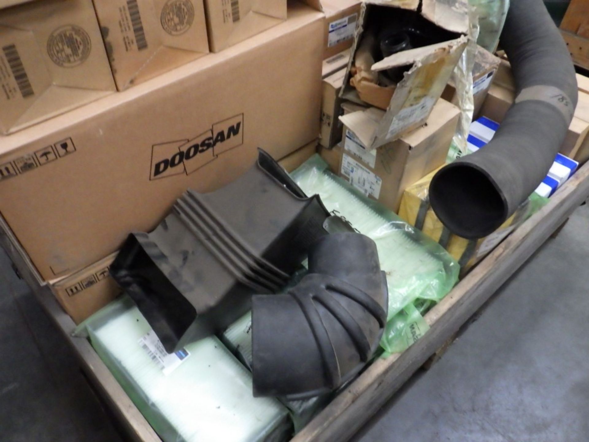 ASSORTED DOOSAN AIR FILTERS & PARTS INCL. MOTOR BLOWER (3 PALLETS) INCL. P/N: 400504-00155, 400401- - Image 9 of 25