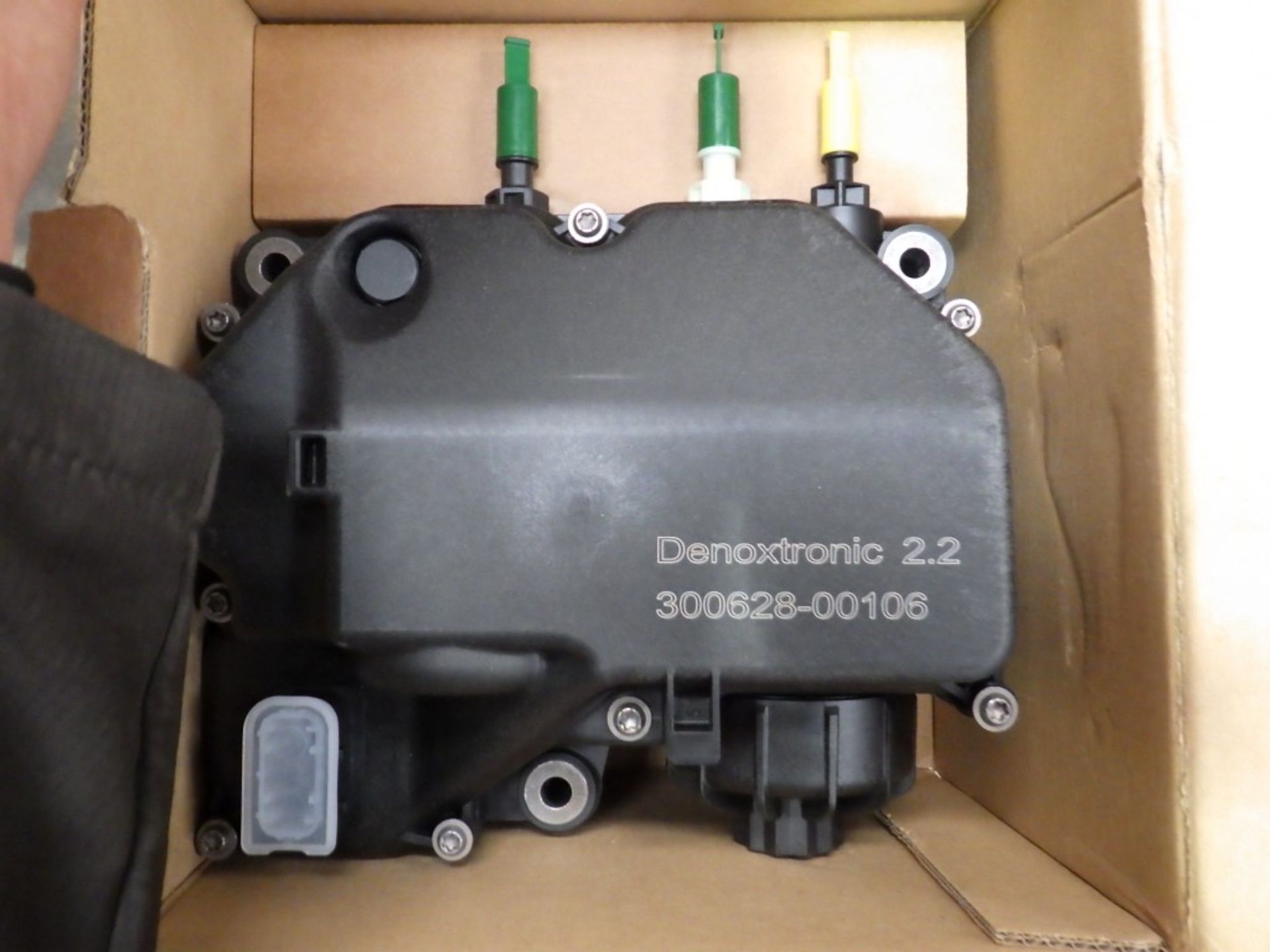 ASSORTED DOOSAN AD-BLUE / UREA PARTS INCL. SENSOR ASSEMBLY, SUPPLY MODULE TANK INCL. P/N: 301-00764, - Image 4 of 9