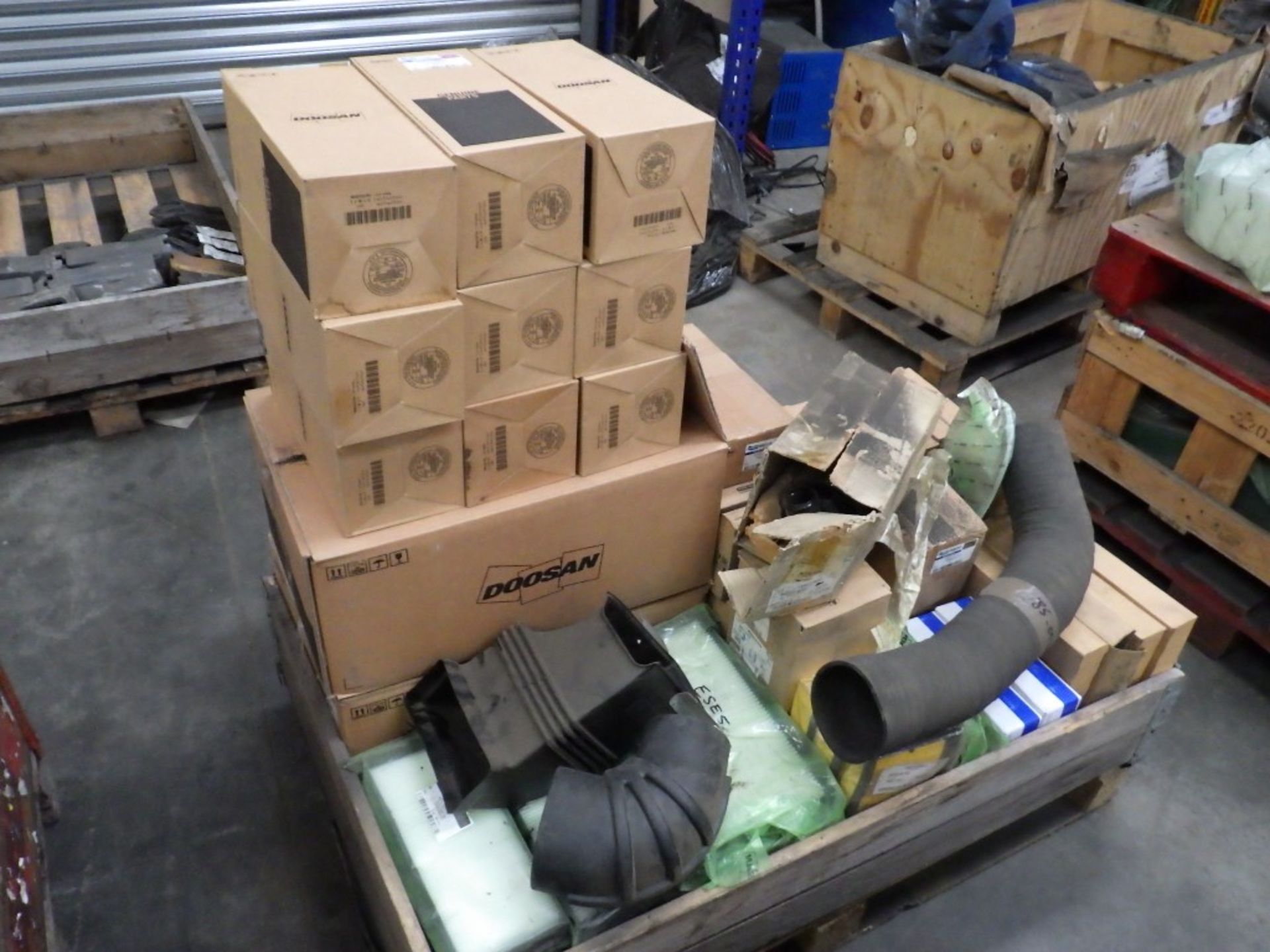 ASSORTED DOOSAN AIR FILTERS & PARTS INCL. MOTOR BLOWER (3 PALLETS) INCL. P/N: 400504-00155, 400401- - Image 25 of 25