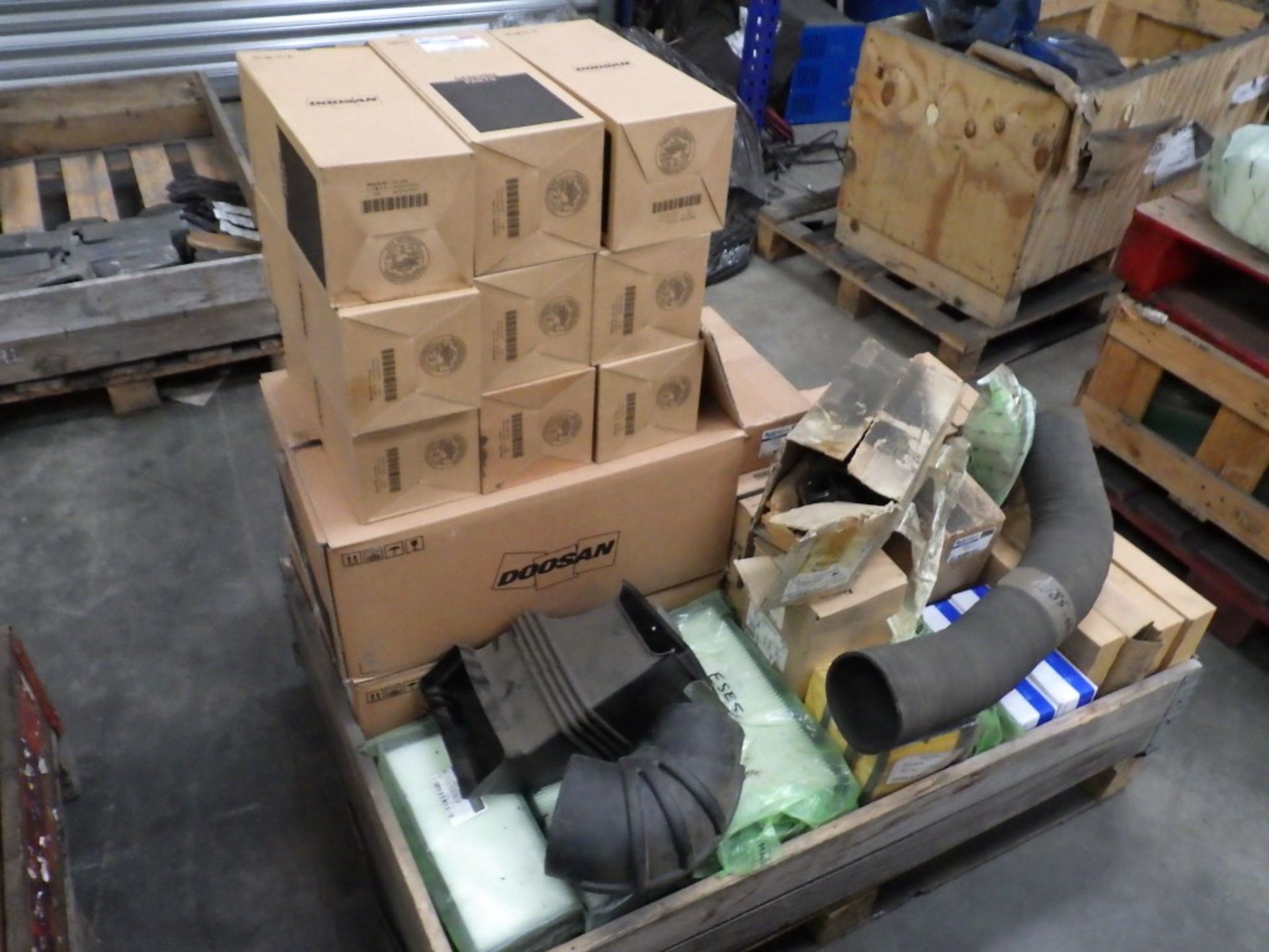 ASSORTED DOOSAN AIR FILTERS & PARTS INCL. MOTOR BLOWER (3 PALLETS) INCL. P/N: 400504-00155, 400401-