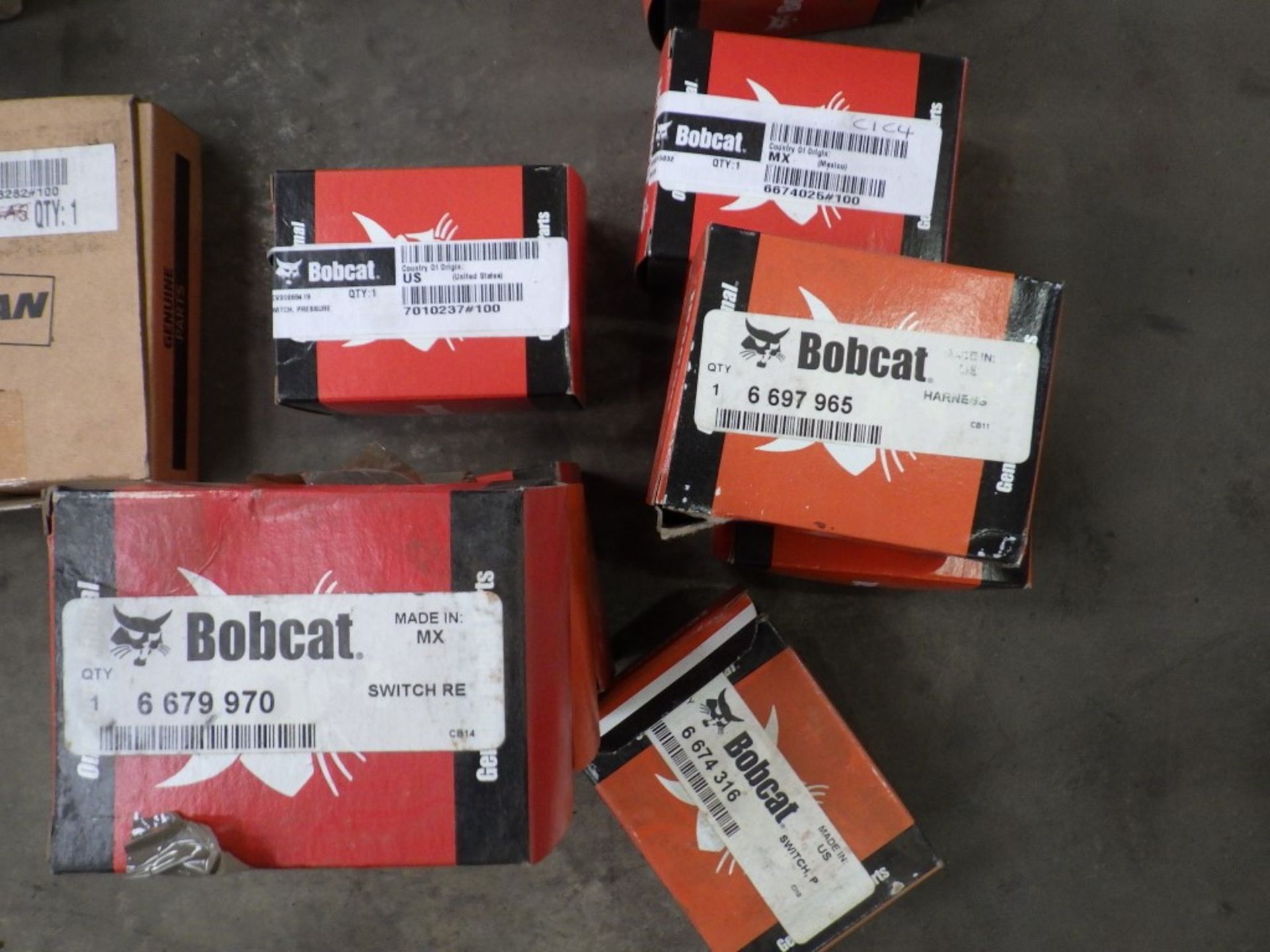 ASSORTED BOBCAT ELECTRICAL COMPONANTS & CONTROLS INCL. JOYSTICKS / HANDLES, LEAVERS, GUAGES, - Image 17 of 24