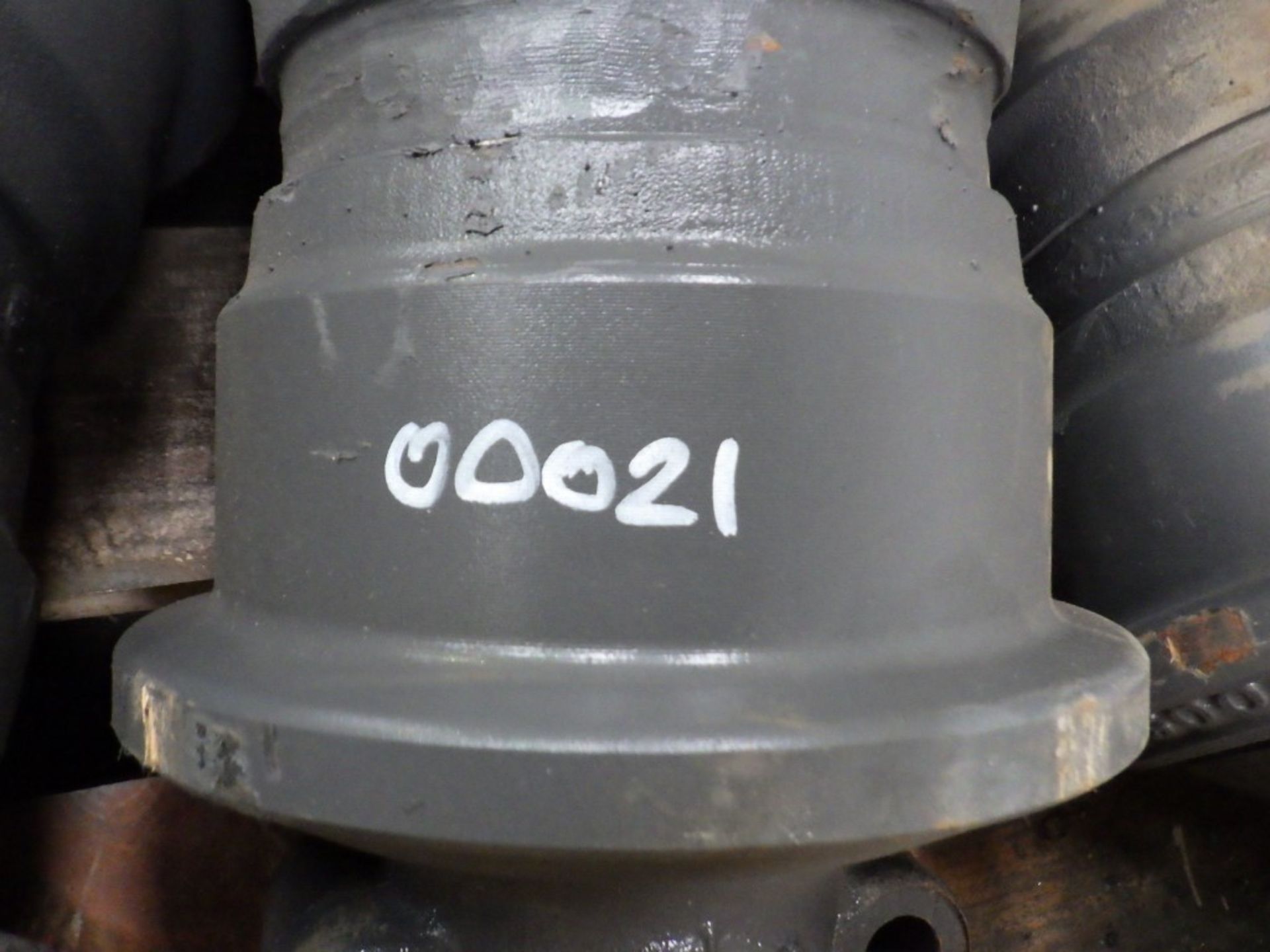 ASSORTED DOOSAN TRACK / UNDERCARRIAGE PARTS INCL. TOP & BOTTOM ROLLERS, SHOES / PADS INCL. P/N: - Image 6 of 10