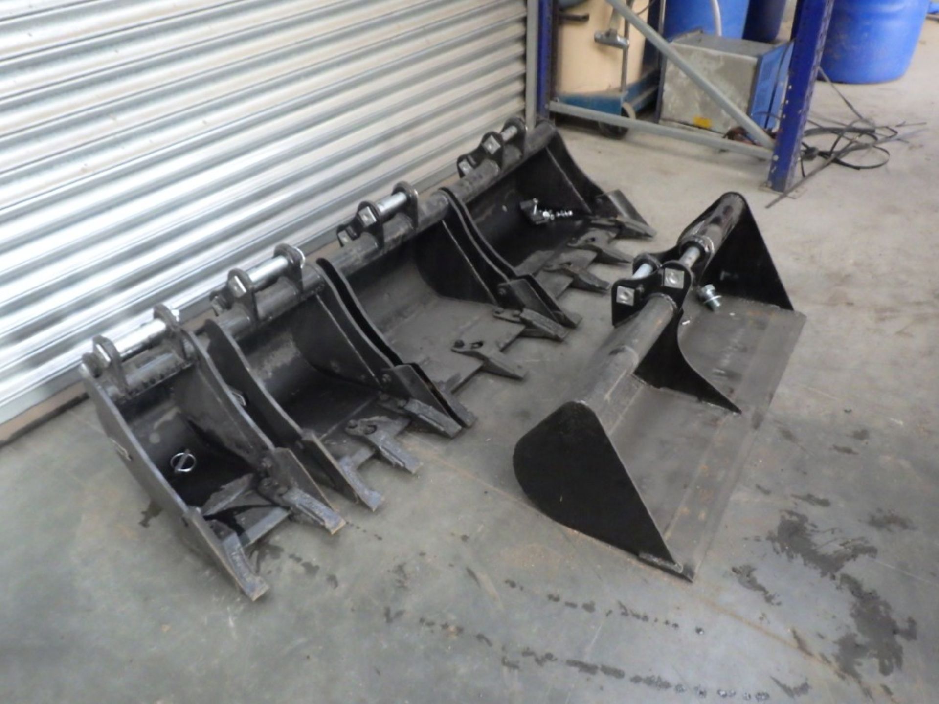 WHITES EXCAVATOR BUCKETS ON 30MM PINS (5 OF) 9.5'' DIGGING, 1' DIGGING, 18'' DIGGING, 2' DIGGING &