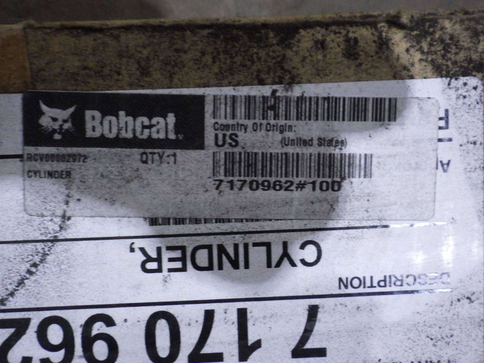 ASSORTED BOBCAT HYDRAULIC PARTS INCL. CYLINDER / RAM, PIPE, HOSE, COUPLINGS, VALVES INCL. P/N: - Image 6 of 13