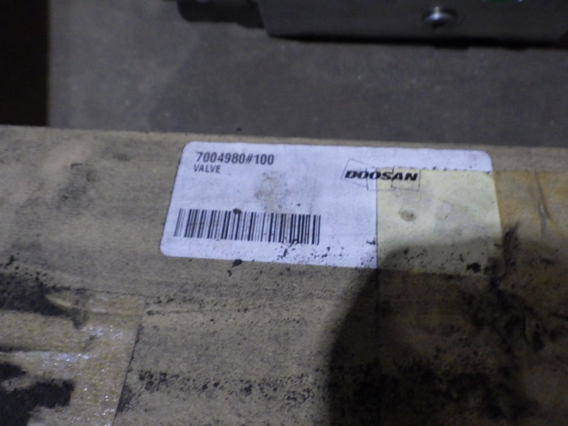 ASSORTED BOBCAT HYDRAULIC PARTS INCL. CYLINDER / RAM, PIPE, HOSE, COUPLINGS, VALVES INCL. P/N: - Image 3 of 13