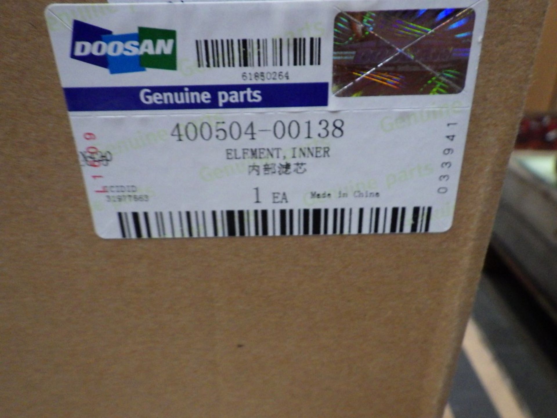 ASSORTED DOOSAN AIR FILTERS & PARTS INCL. MOTOR BLOWER (3 PALLETS) INCL. P/N: 400504-00155, 400401- - Image 24 of 25