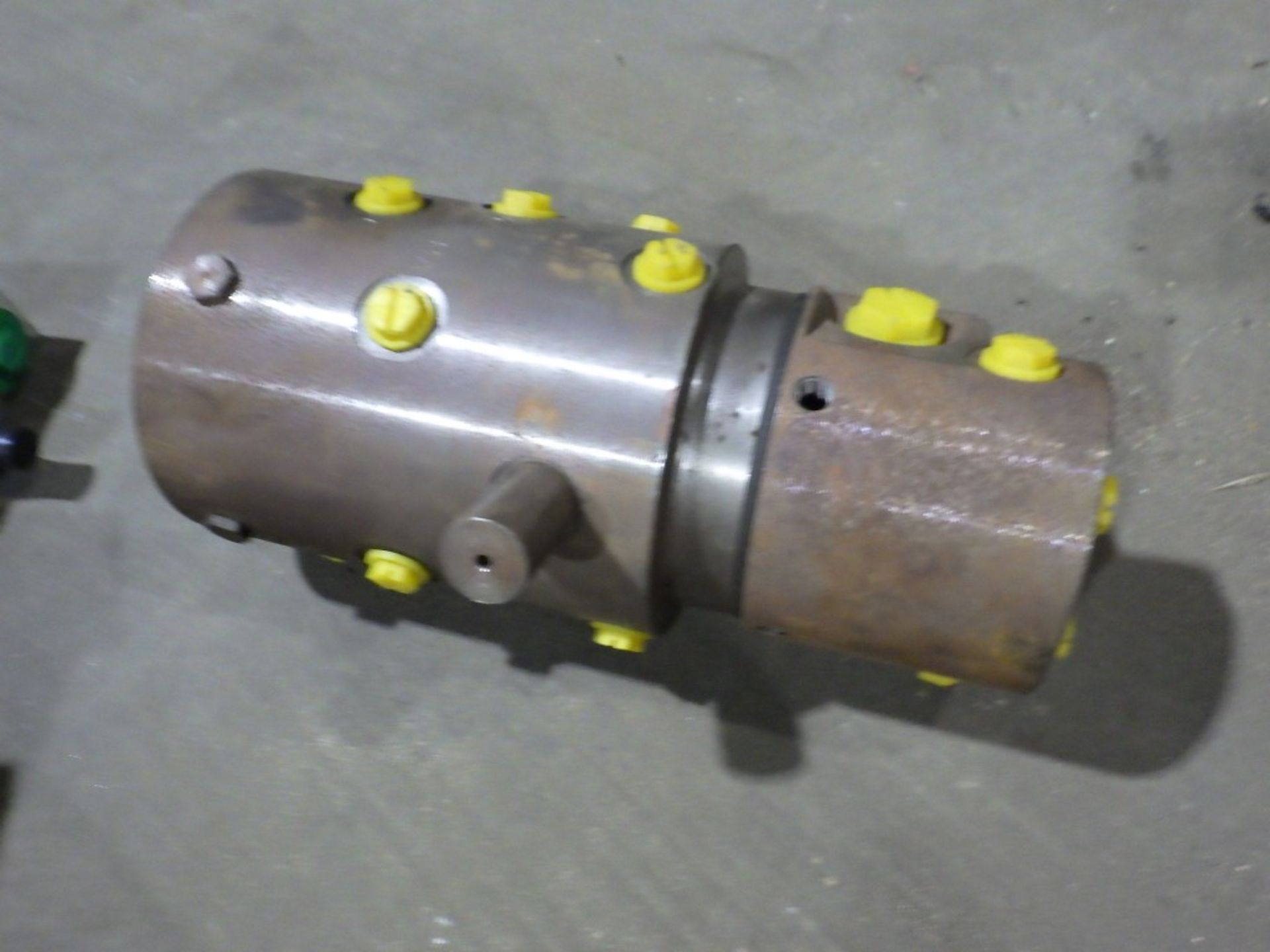 ASSORTED BOBCAT HYDRAULIC PARTS INCL. CYLINDER / RAM, PIPE, HOSE, COUPLINGS, VALVES INCL. P/N: - Image 5 of 13