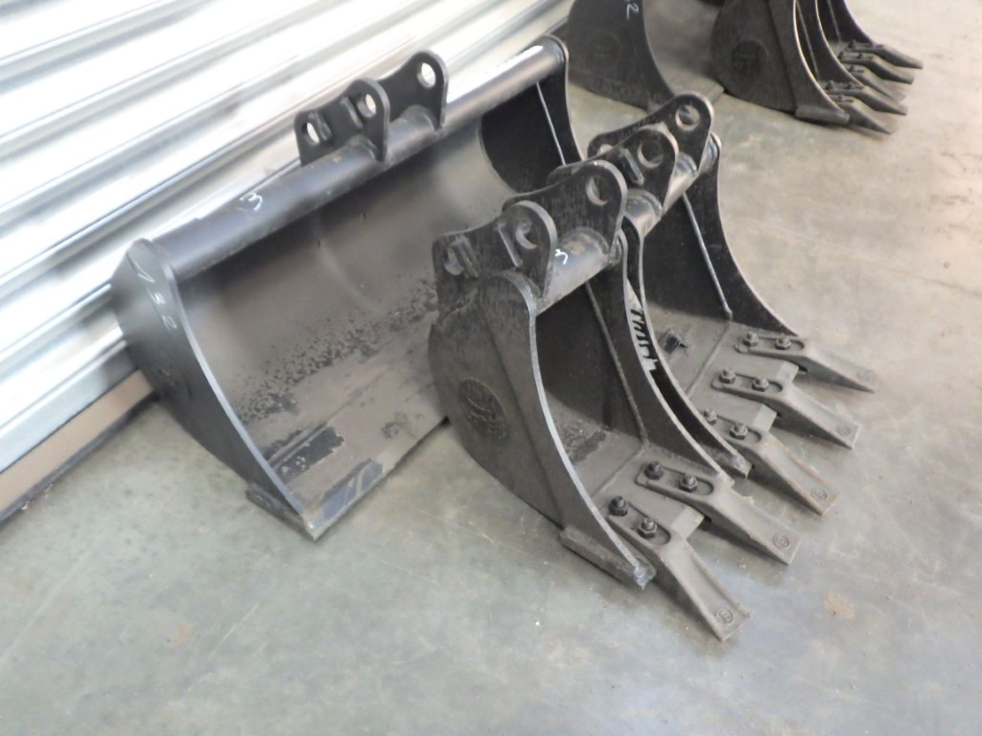 BOBCAT EXCAVATOR BUCKETS TO FIT 30MM PINS (3 OF) 8'' DIGGING, 1' DIGGING & 31'' GRADING (YEAR 2016)