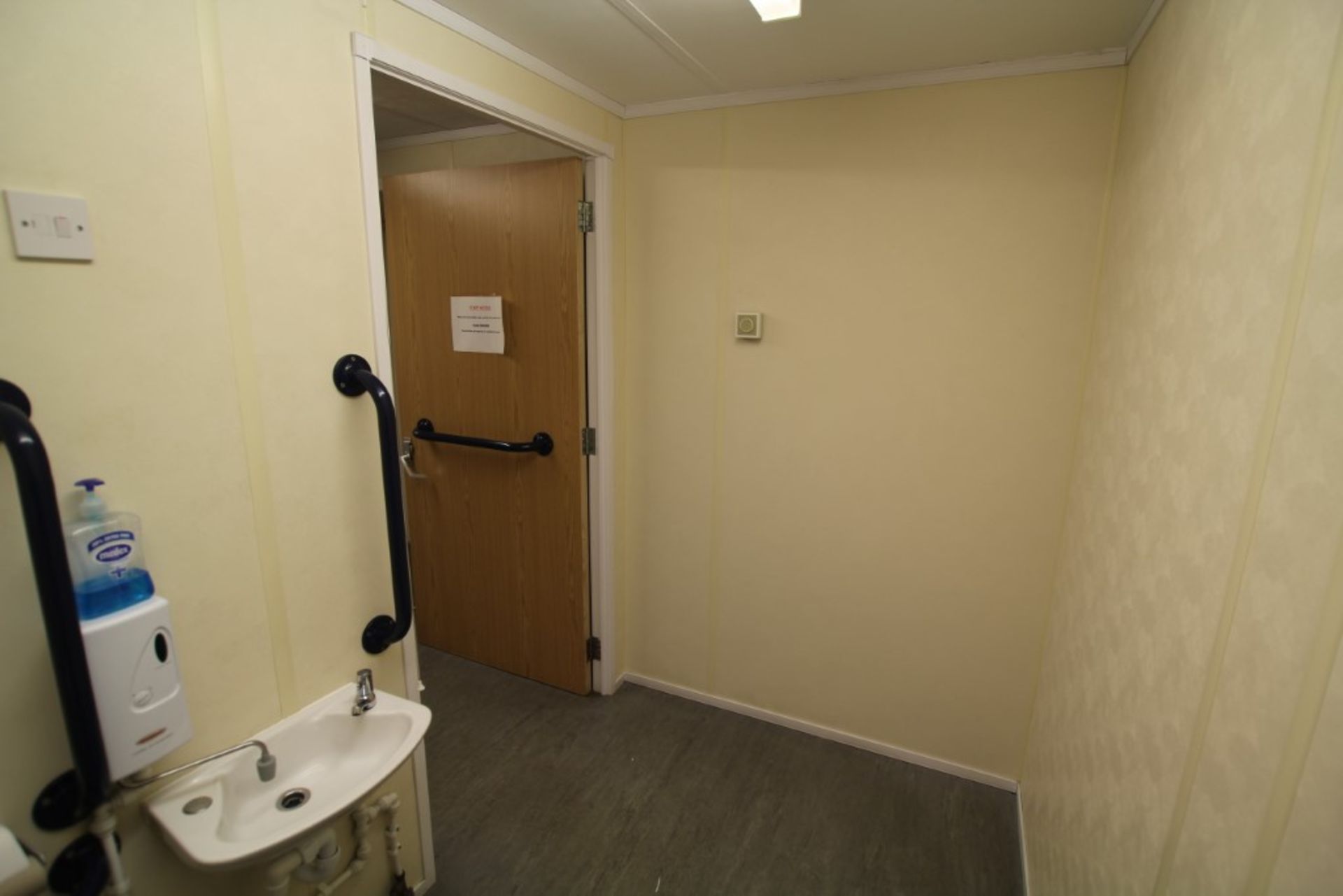 7 Bay Modular Office / Classroom / Studio Building - 21m x 9.6m & Jack Leg Toilet / Kitchen Cabin - Image 37 of 41