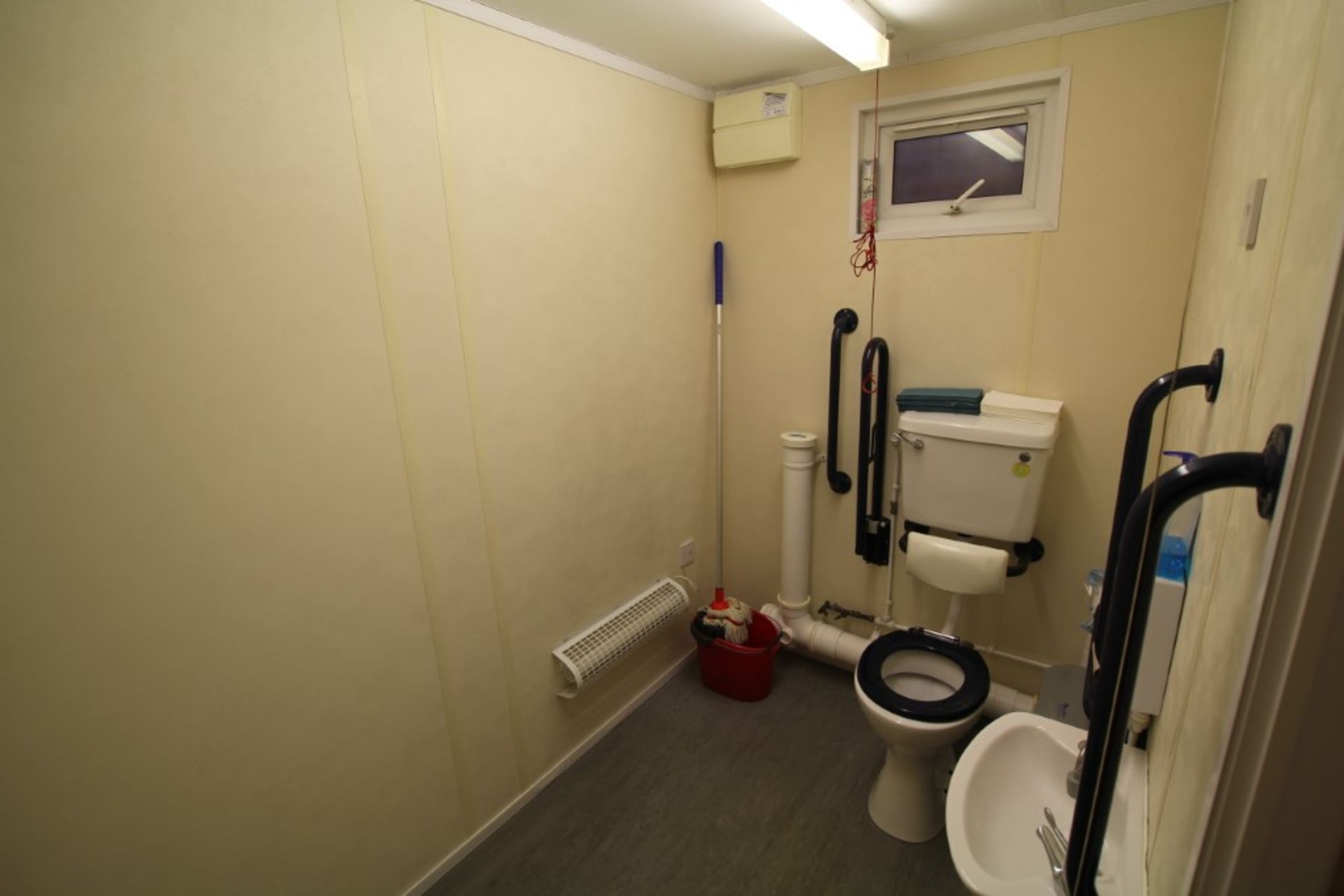 7 Bay Modular Office / Classroom / Studio Building - 21m x 9.6m & Jack Leg Toilet / Kitchen Cabin - Image 36 of 41