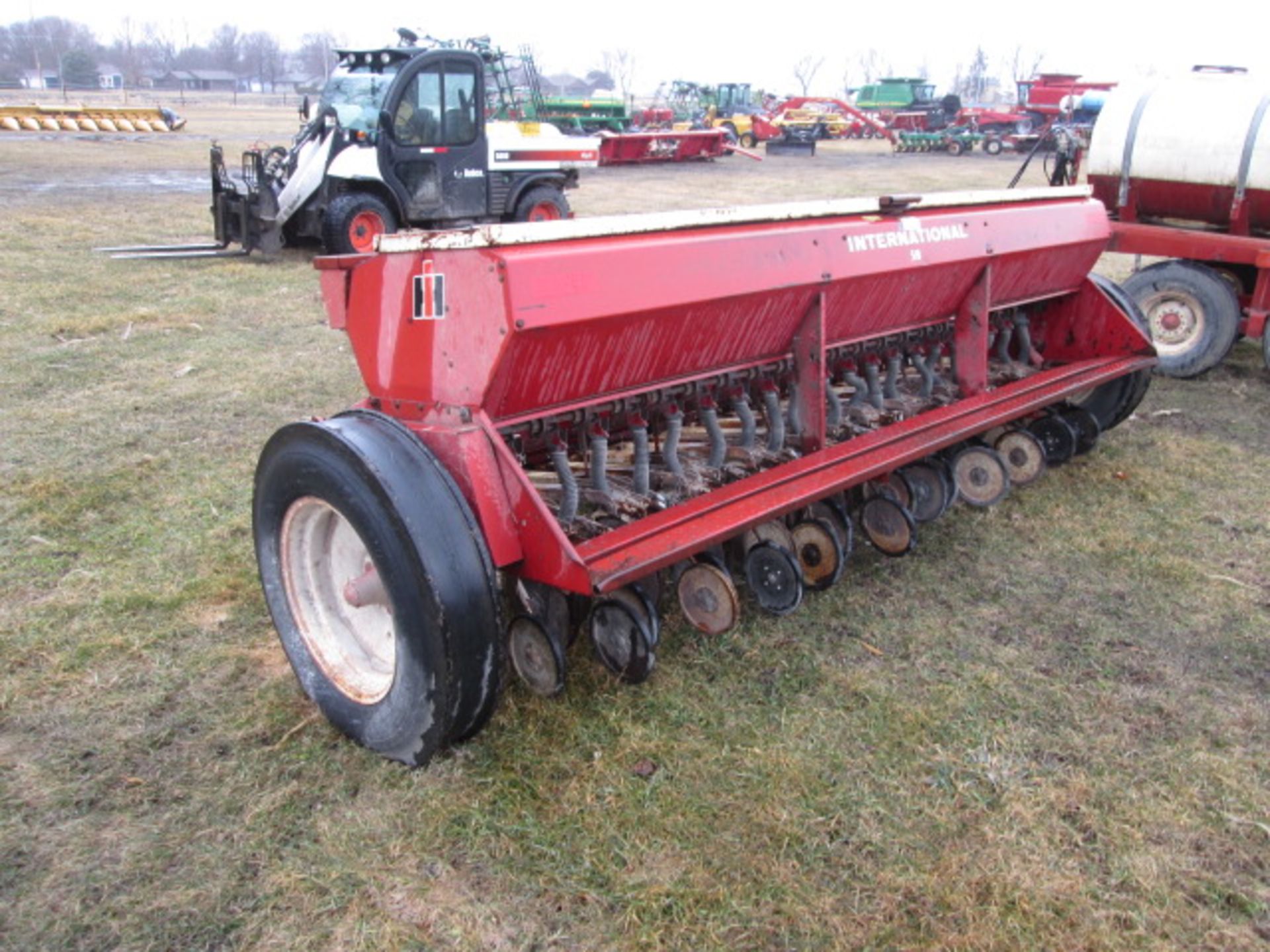 IH GRAIN DRILL 510, GRASS SEED, 13', 7.5" Spacing - Image 3 of 11