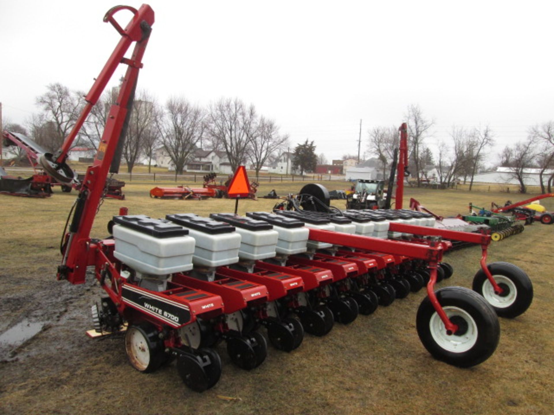 WHITE 6700 12R22” 3 PT PLANTER, TRASH WHIPPERS, MONT, LIFT ASSIST, LIQUID FERT PUMP, SN- 10053 - Image 3 of 17