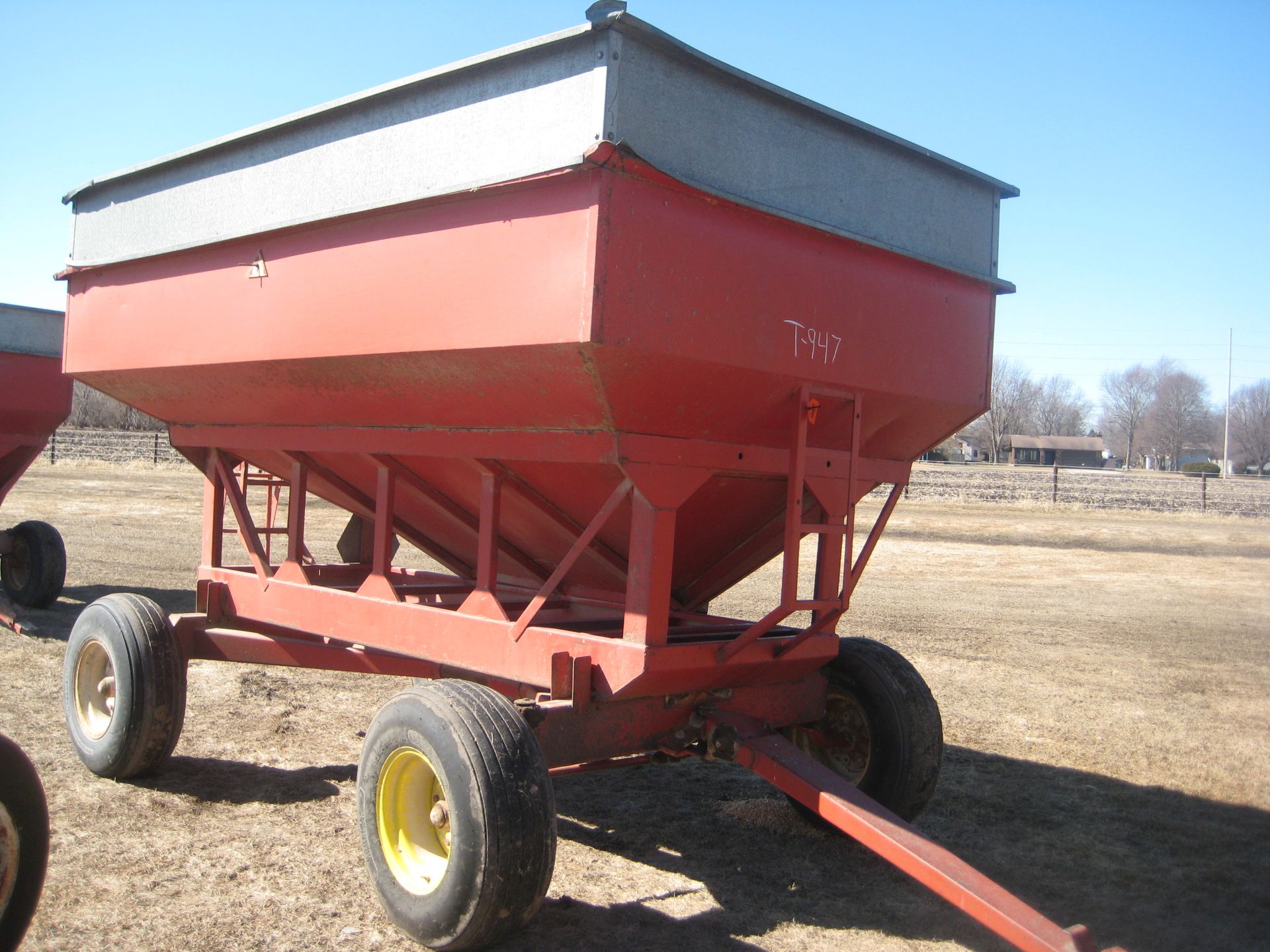 BETTER BUILT 300 BUSH GRAVITY WAGON