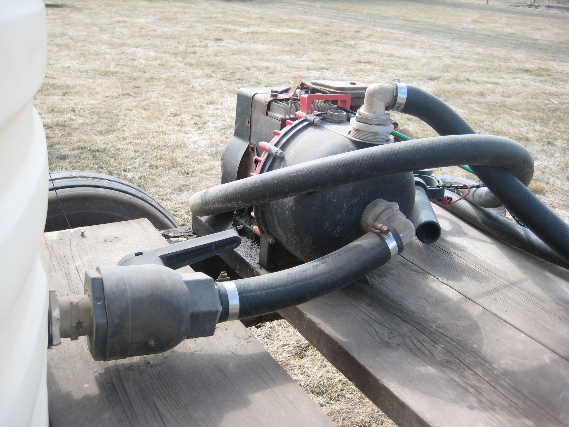 1200 GAL. WATER WAGON, 3HP BRIGGS & STRATTON PUMP, 1.5" PLUMBING, MONTGOMERY WARD GEAR - Image 11 of 11