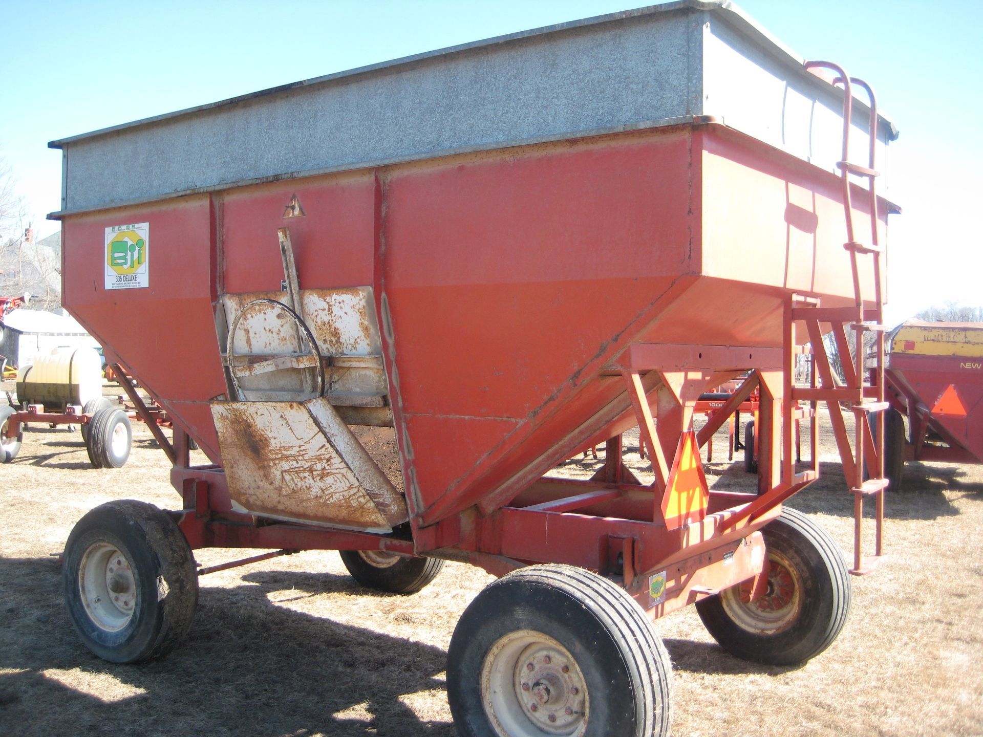 BETTER BUILT 300 BUSH GRAVITY WAGON - Image 4 of 8