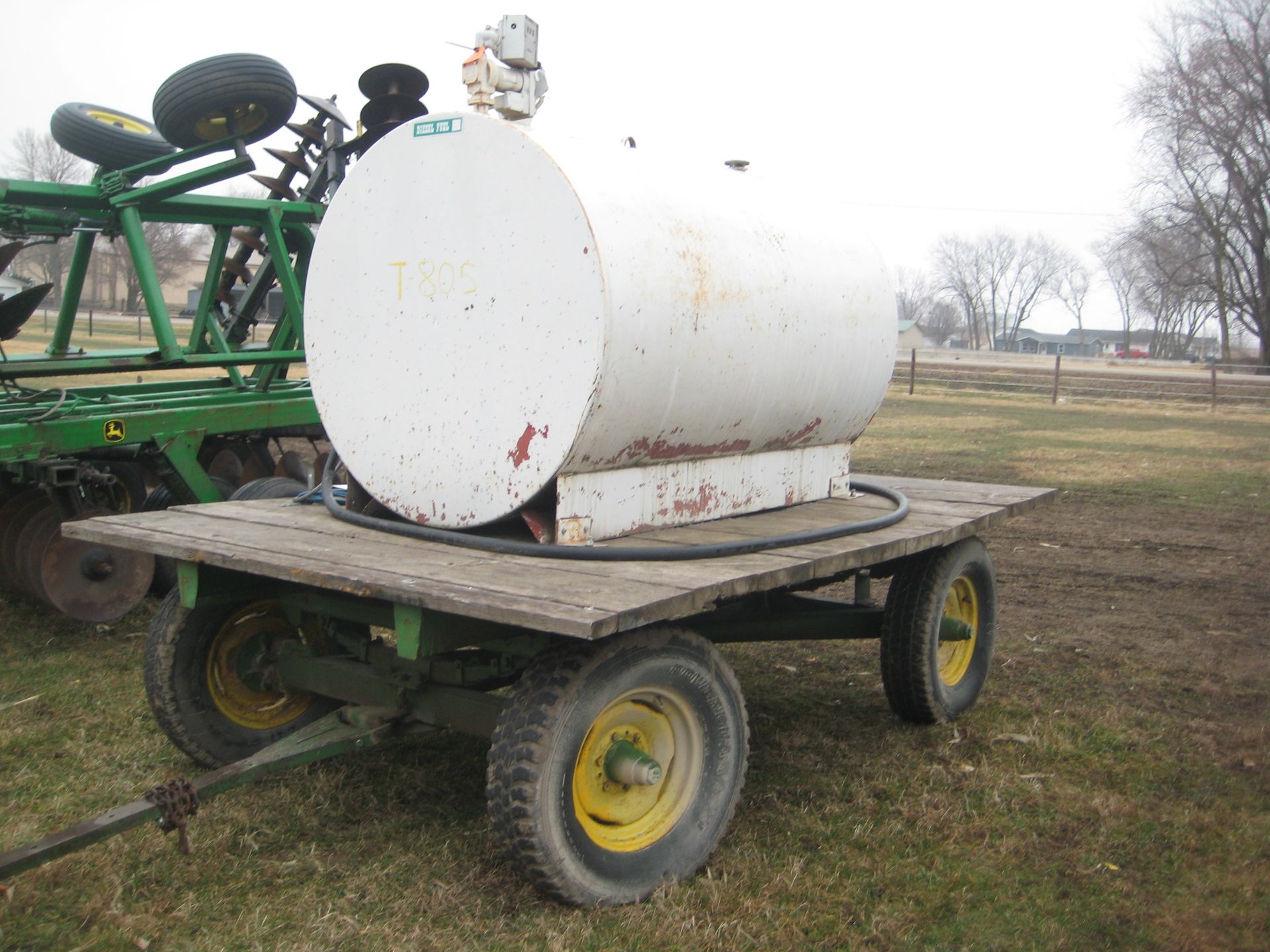 500 GAL FUEL TANK, 12 VOLT PUMP, JD GEAR - Image 3 of 10