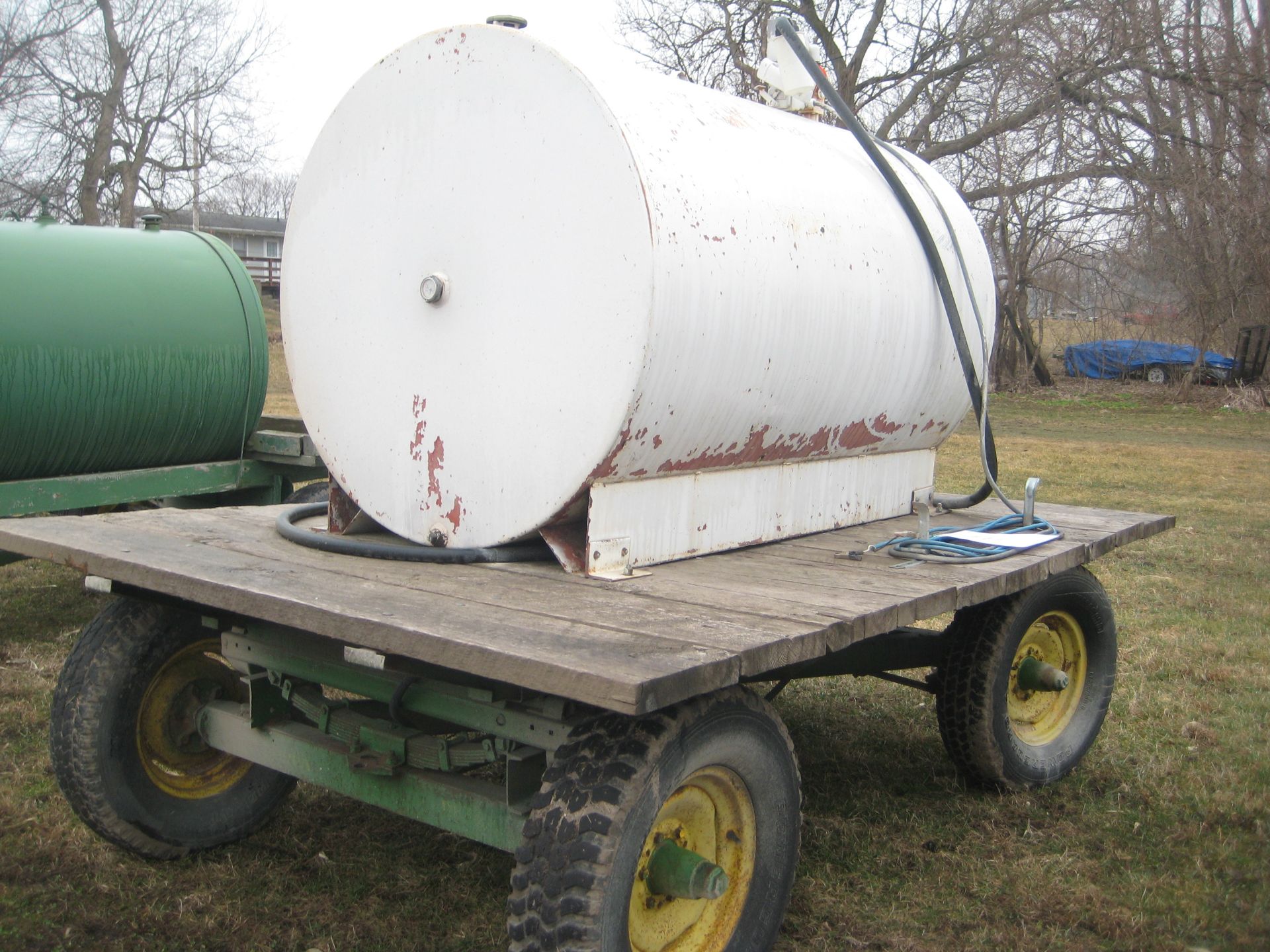 500 GAL FUEL TANK, 12 VOLT PUMP, JD GEAR