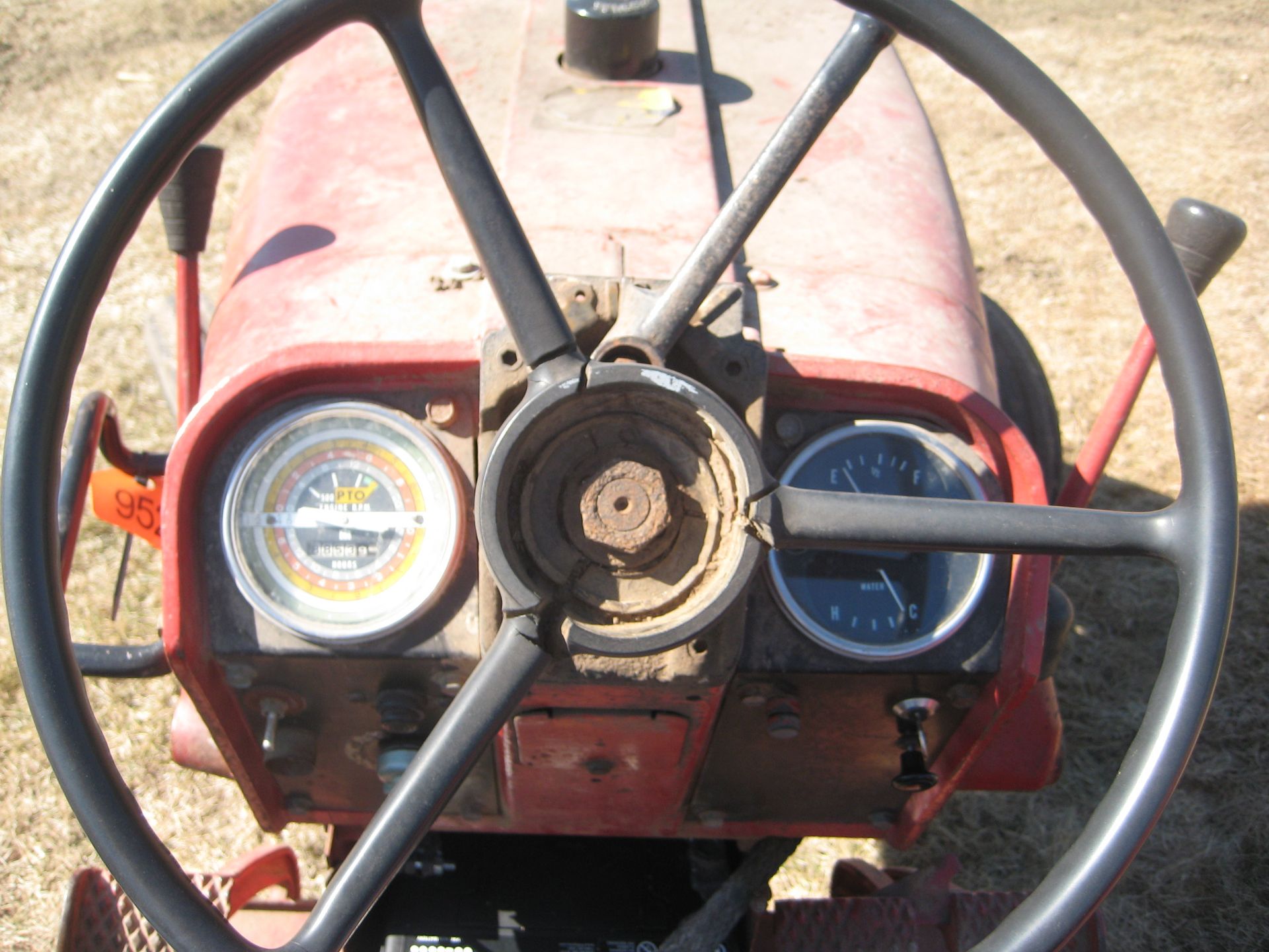 FARMALL 656, GAS, USED LITTLE LAST FEW YEARS, NO KNOWN PROBLEMS, 15.5x 38 Tires, SN-24032 - Image 17 of 18