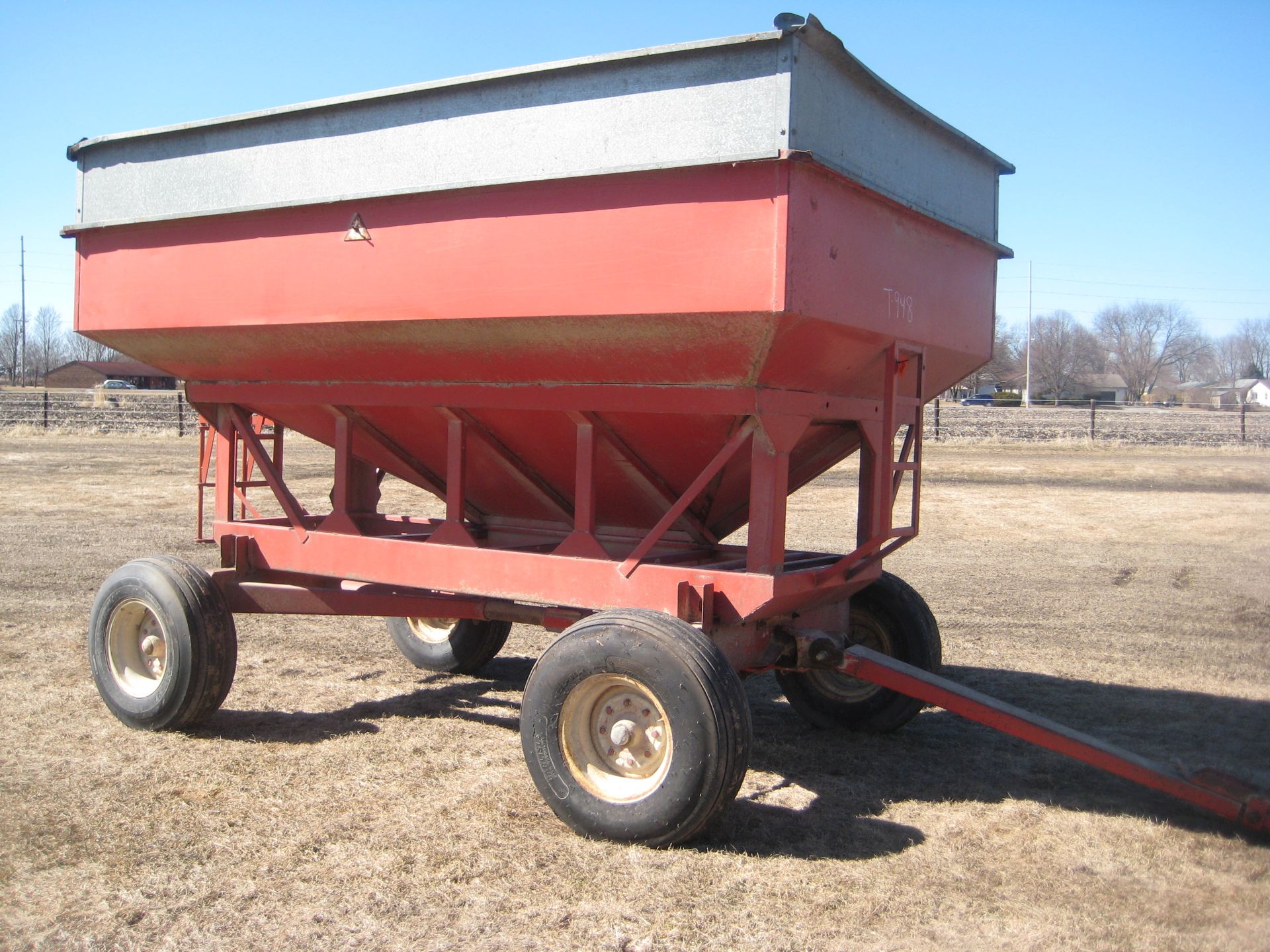 BETTER BUILT 300 BUSH GRAVITY WAGON