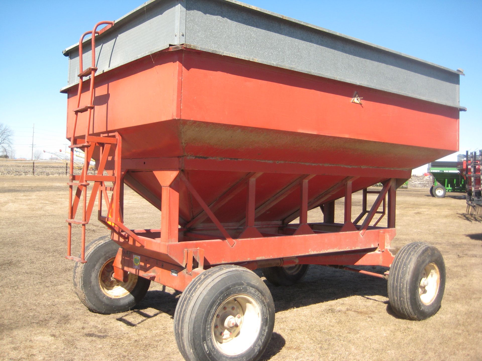 BETTER BUILT 300 BUSH GRAVITY WAGON - Image 2 of 8