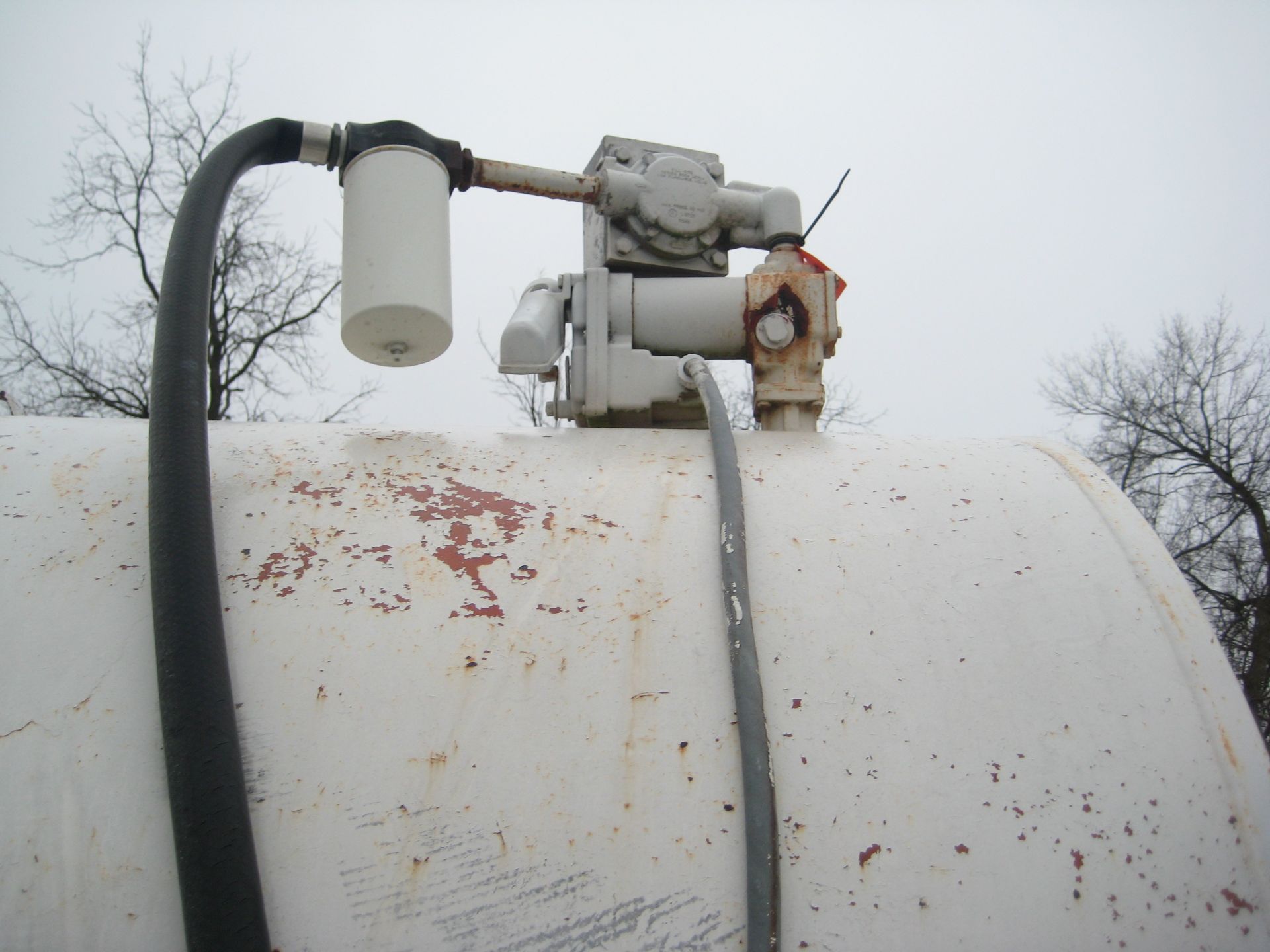 500 GAL FUEL TANK, 12 VOLT PUMP, JD GEAR - Image 8 of 10