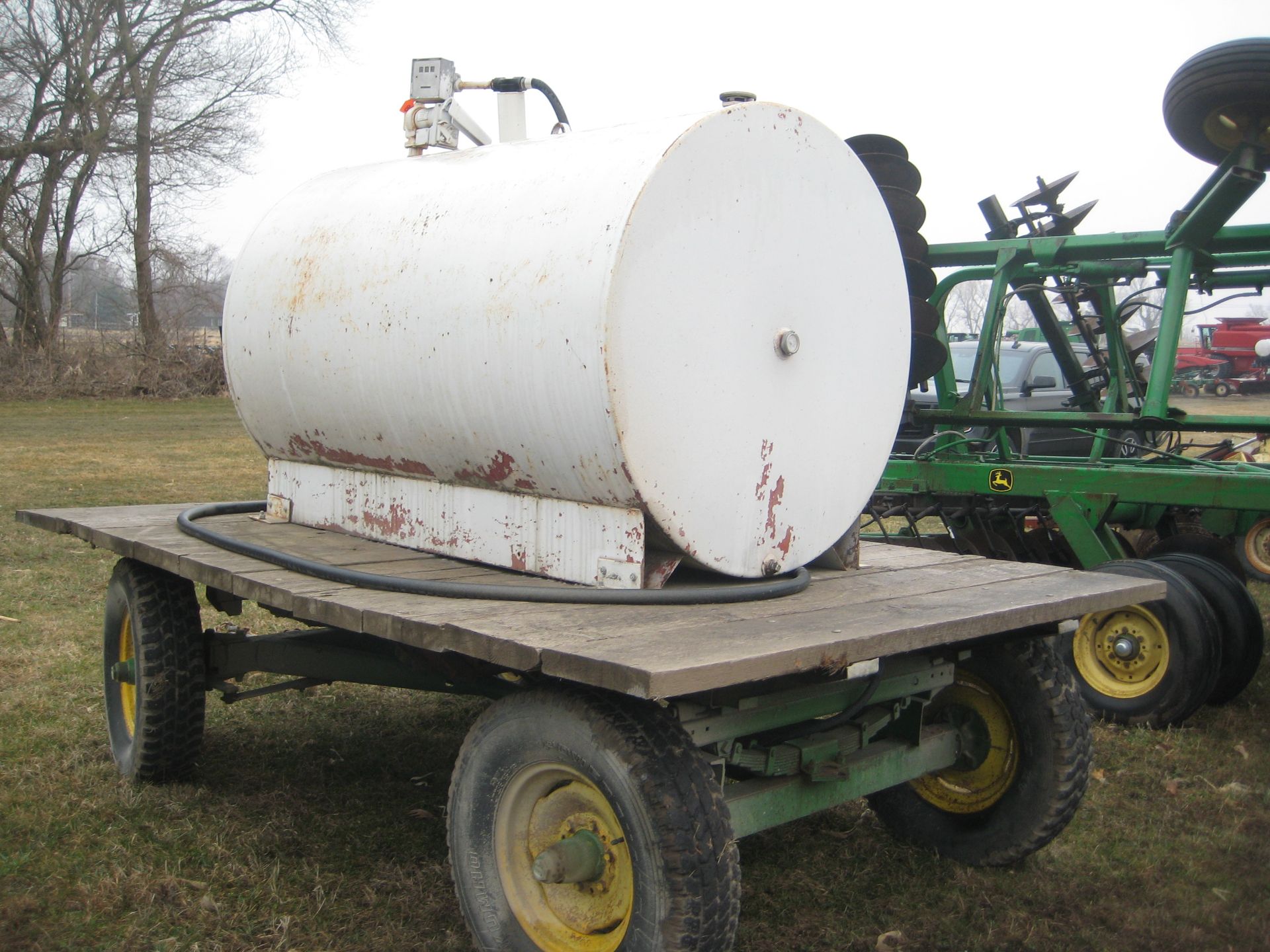 500 GAL FUEL TANK, 12 VOLT PUMP, JD GEAR - Image 2 of 10