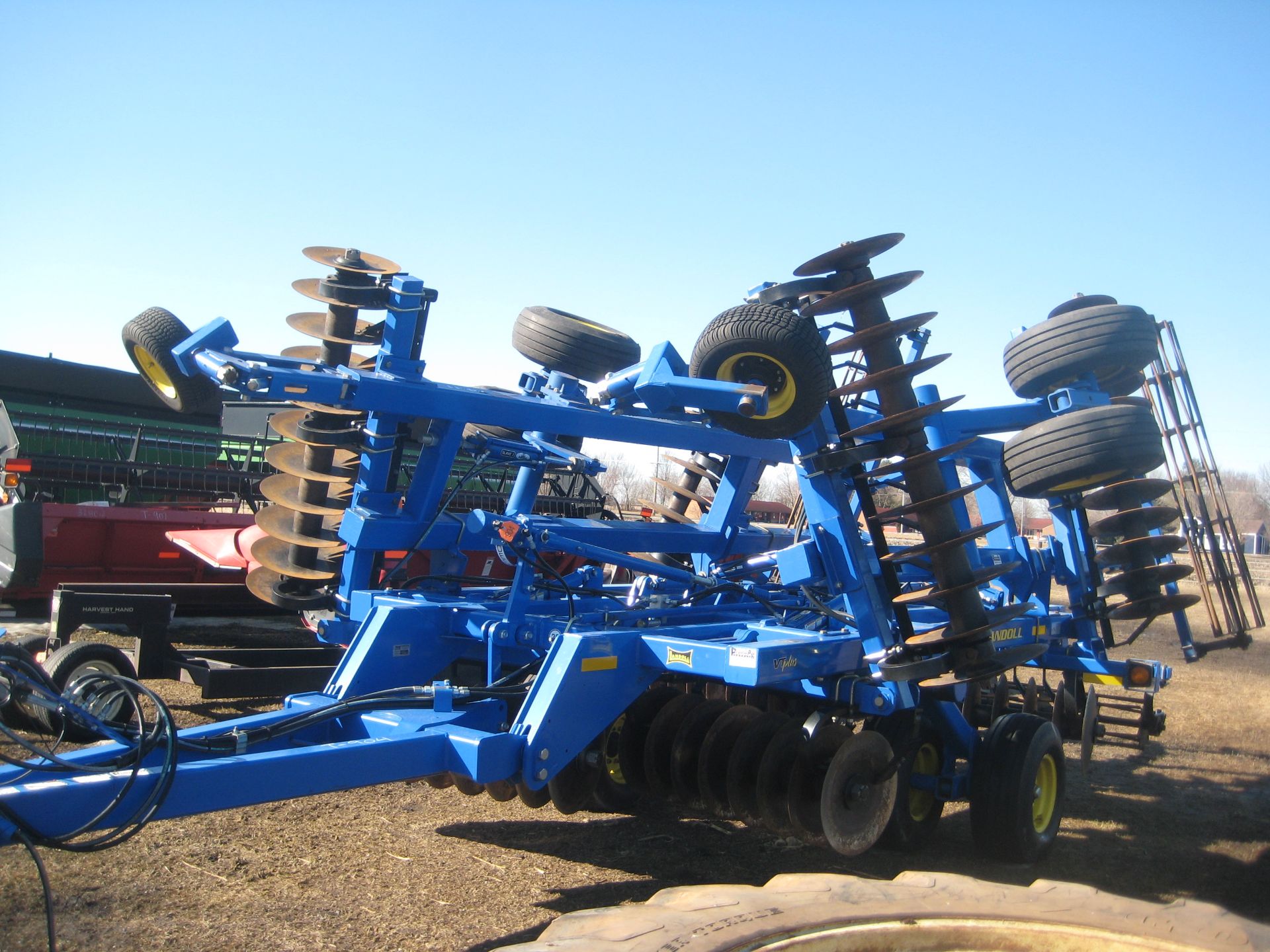 Landoll 7431-23 23' vertical till, rock flex, rolling baskets, low acres