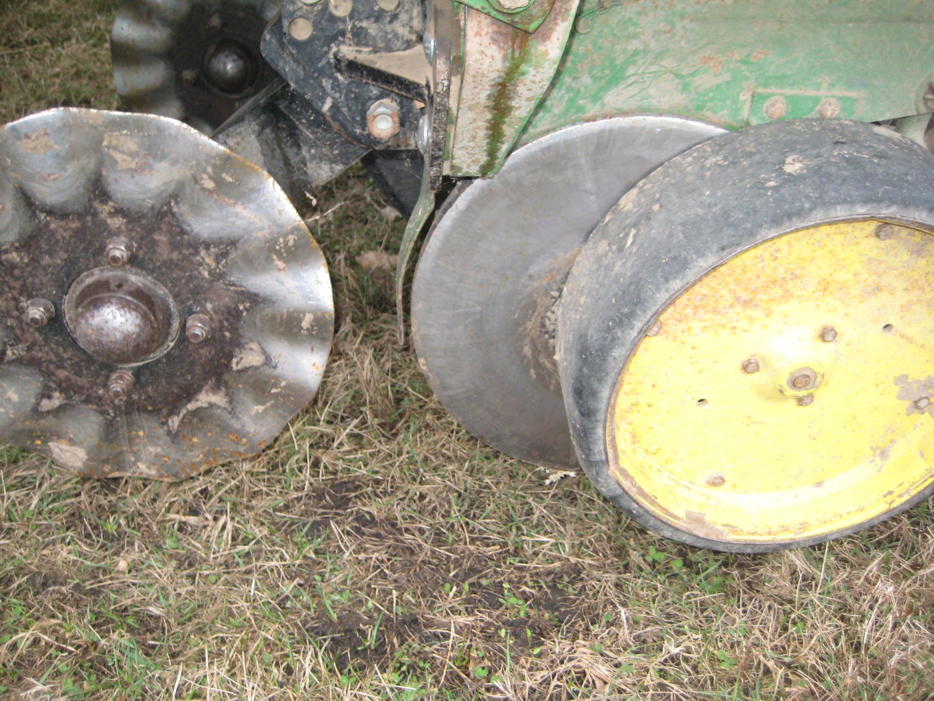 JD 7000 Planter, No Till Coulters, Hyd. wing fold, Mont., Corn & Bean Meters, SN- 51539 - Image 12 of 17