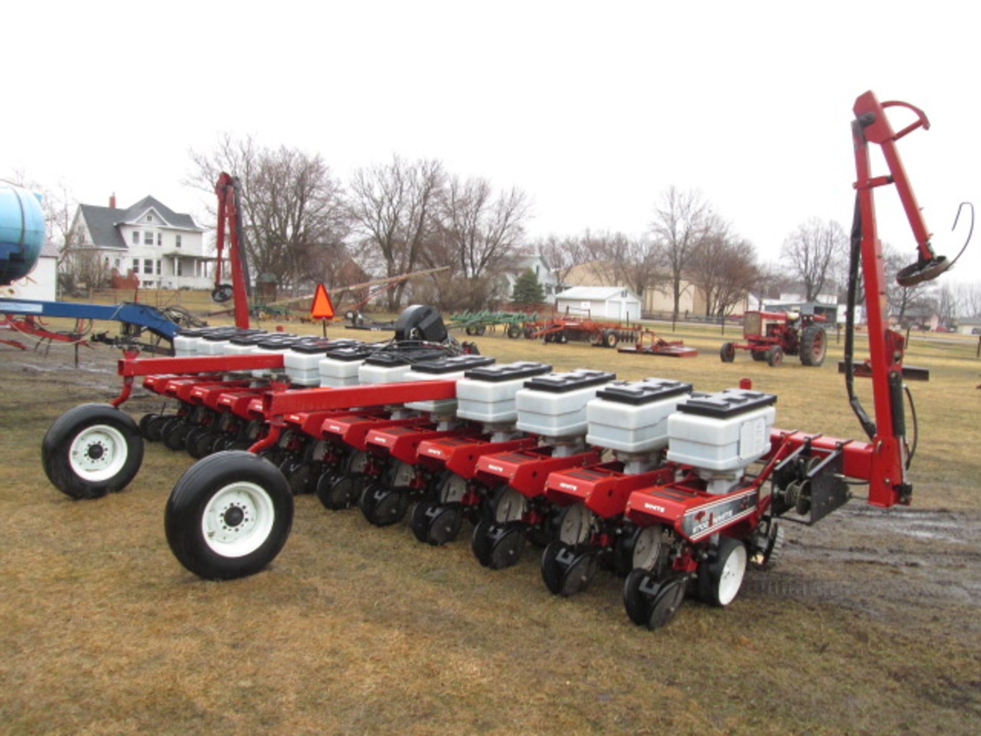 WHITE 6700 12R22” 3 PT PLANTER, TRASH WHIPPERS, MONT, LIFT ASSIST, LIQUID FERT PUMP, SN- 10053 - Image 4 of 17