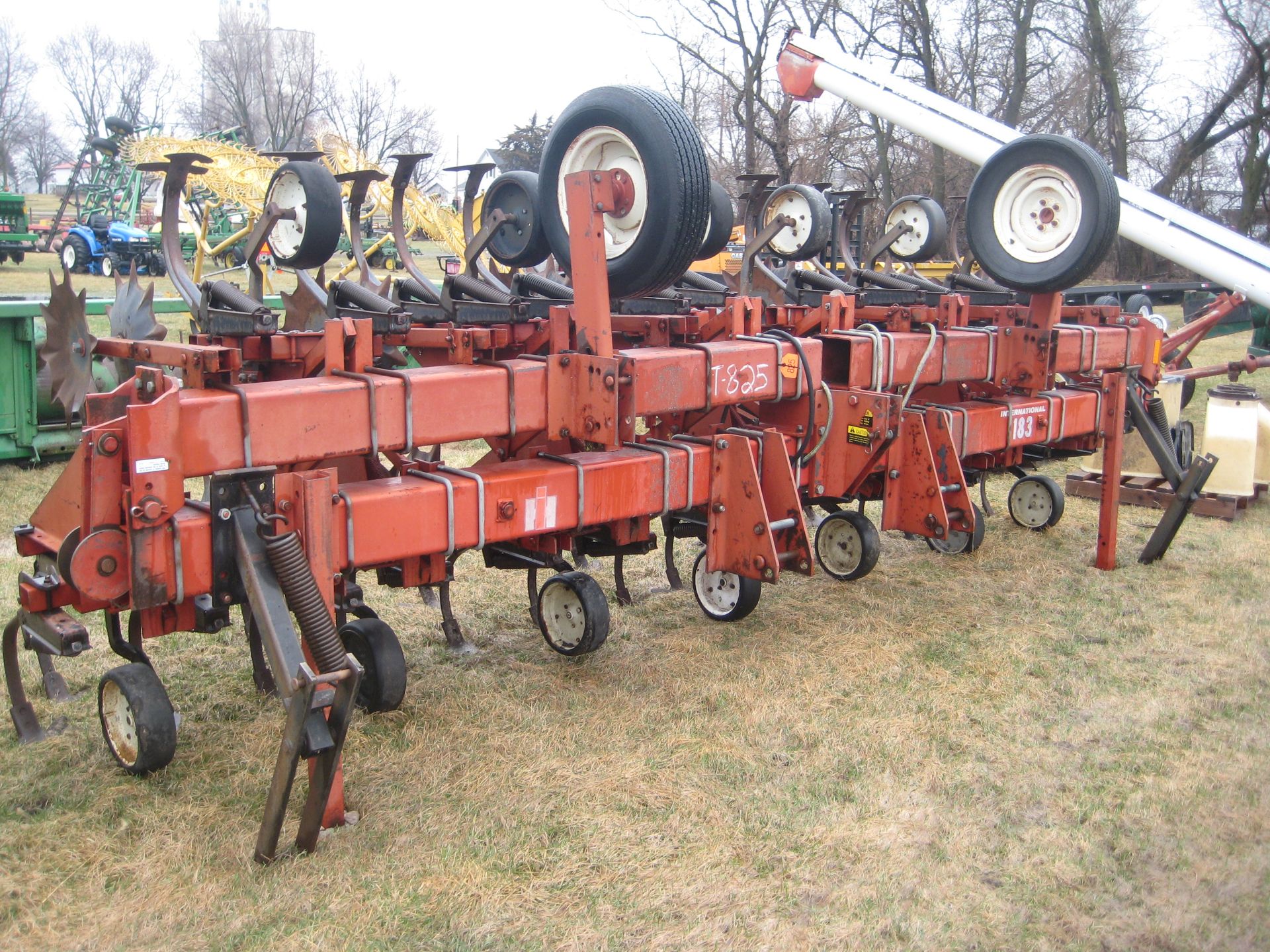 IH 183 12R CULTIVATOR