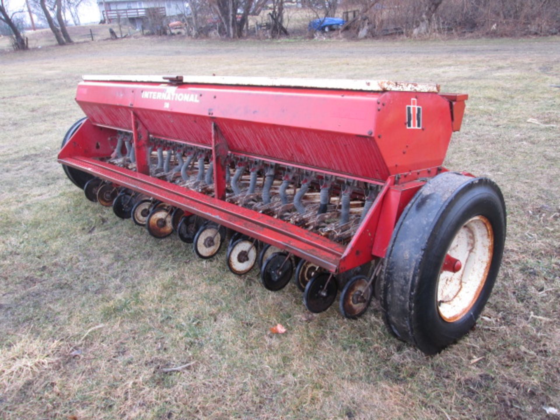 IH GRAIN DRILL 510, GRASS SEED, 13', 7.5" Spacing - Image 4 of 11