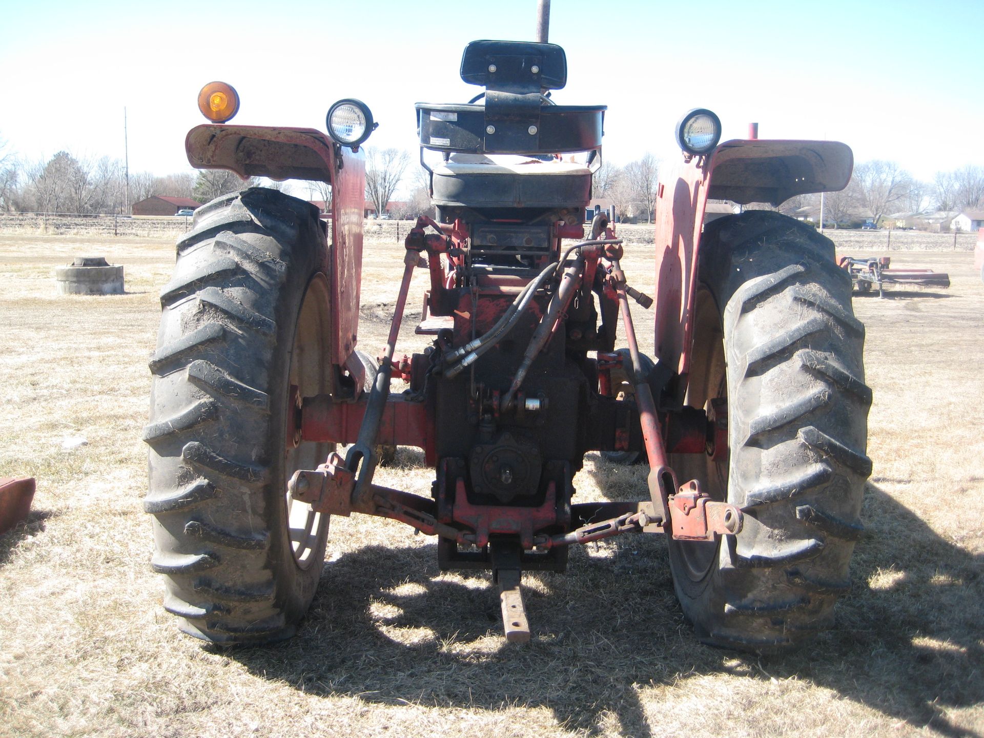 FARMALL 656, GAS, USED LITTLE LAST FEW YEARS, NO KNOWN PROBLEMS, 15.5x 38 Tires, SN-24032 - Image 4 of 18