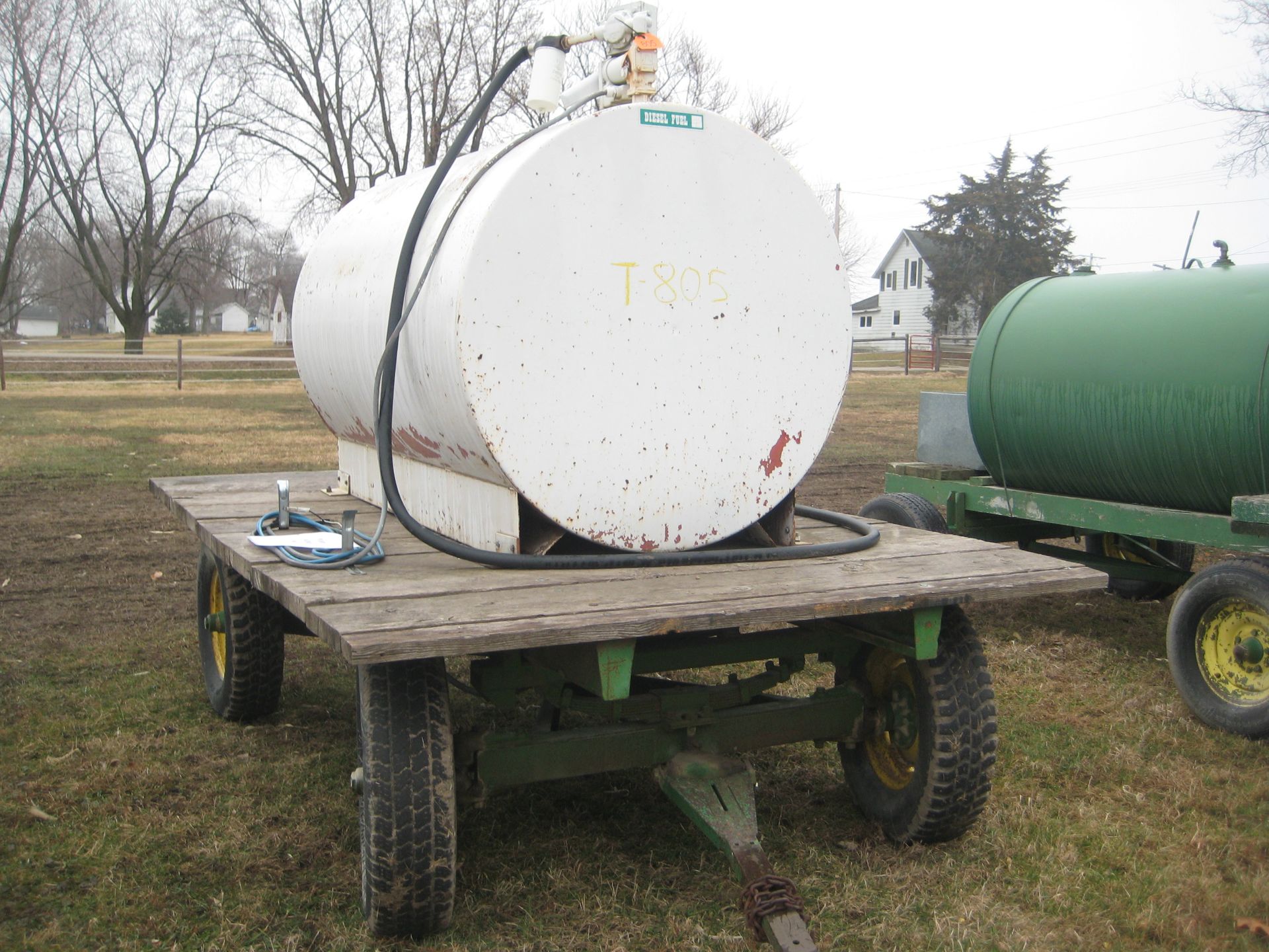 500 GAL FUEL TANK, 12 VOLT PUMP, JD GEAR - Image 4 of 10