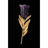 Handcrafted brooch in 18 kt gold and amethyst engraved in the shape of a tulip